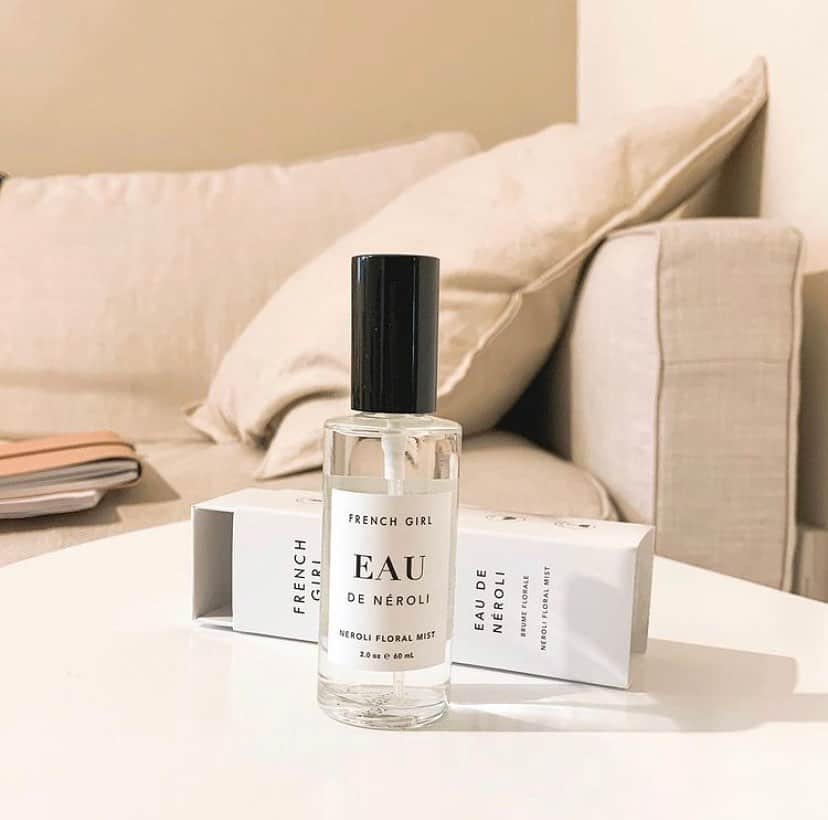 FRENCH GIRLのインスタグラム：「Need a mid-week refresher? Us, too. Eau De Néroli is the perfect way to hydrate and balance the skin (especially if you wear a mask all day!). 🍊  Spritz onto complexion as needed throughout the day to rejuvenate and freshen with Rose, Néroli, and Holy Basil as floral distillates restore your skin’s natural pH. ✨  Photo by @phyllamilano 🤍」