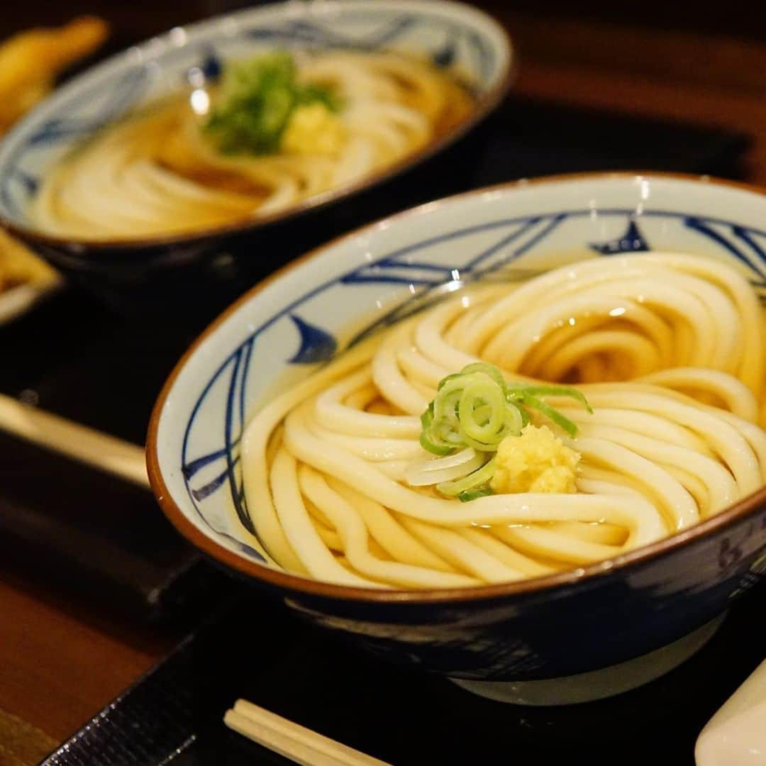 丸亀製麺さんのインスタグラム写真 - (丸亀製麺Instagram)「【うどんを1杯頼むともう1杯無料】 ▼詳細はこちらをチェック👇  「食いっ2人（プリ）セット」は、かけうどんorぶっかけうどんを1杯頼むと、もう1杯が無料でもらえるというお得なセットになっています😋  食いっプリグランプリに参加する人は、1杯目は「リハーサル用」2杯目は「本番用」にするのがオススメ🔥 リハーサルまでやるなんて本物のCM撮影みたいでなんだかワクワクしちゃいますね😆✨  忘れないように保存ボタンをポチッと押しておきましょっ！ 注文の際は、食いっ2人セット注文画面のご提示を忘れずに♪  #うどん #麺スタグラマー #讃岐うどん #丸亀製麺 #食レポ #被写体 #モデル募集 #被写体募集 #撮影モデル募集 #被写体モデル #被写体募集中 #撮影モデル募集中 #オーディション #うどん好き #被写体モデル募集 #うどん部 #讃岐 #大食い女子 #女優志望 #うどん好きな人と繋がりたい #うどん大好き #うどんすき #俳優志望 #うどんインスタグラマー #うどんが主食 #丸亀うどん #タレント募集 #オーディション情報 #丸亀製麺うどん」2月25日 12時00分 - marugame_