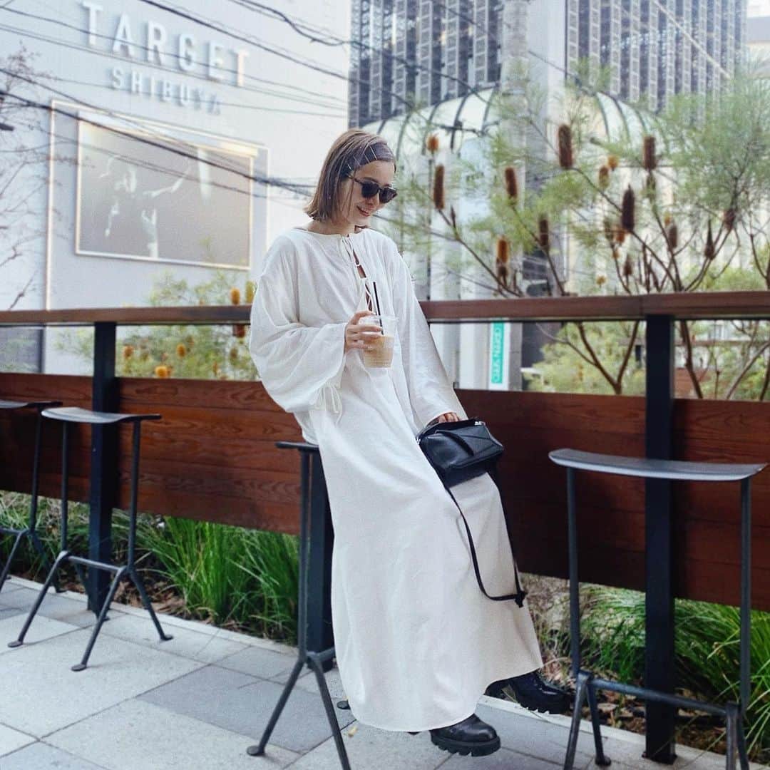 猪鼻ちひろのインスタグラム：「おニューワンピ🕊🤍 あったかい日のアイスラテが大好き☺️☀️ といいつつ冷えて中に避難する季節 #ちひろのお洋服 #裾上げはこれから←おチビにとって重要情報」