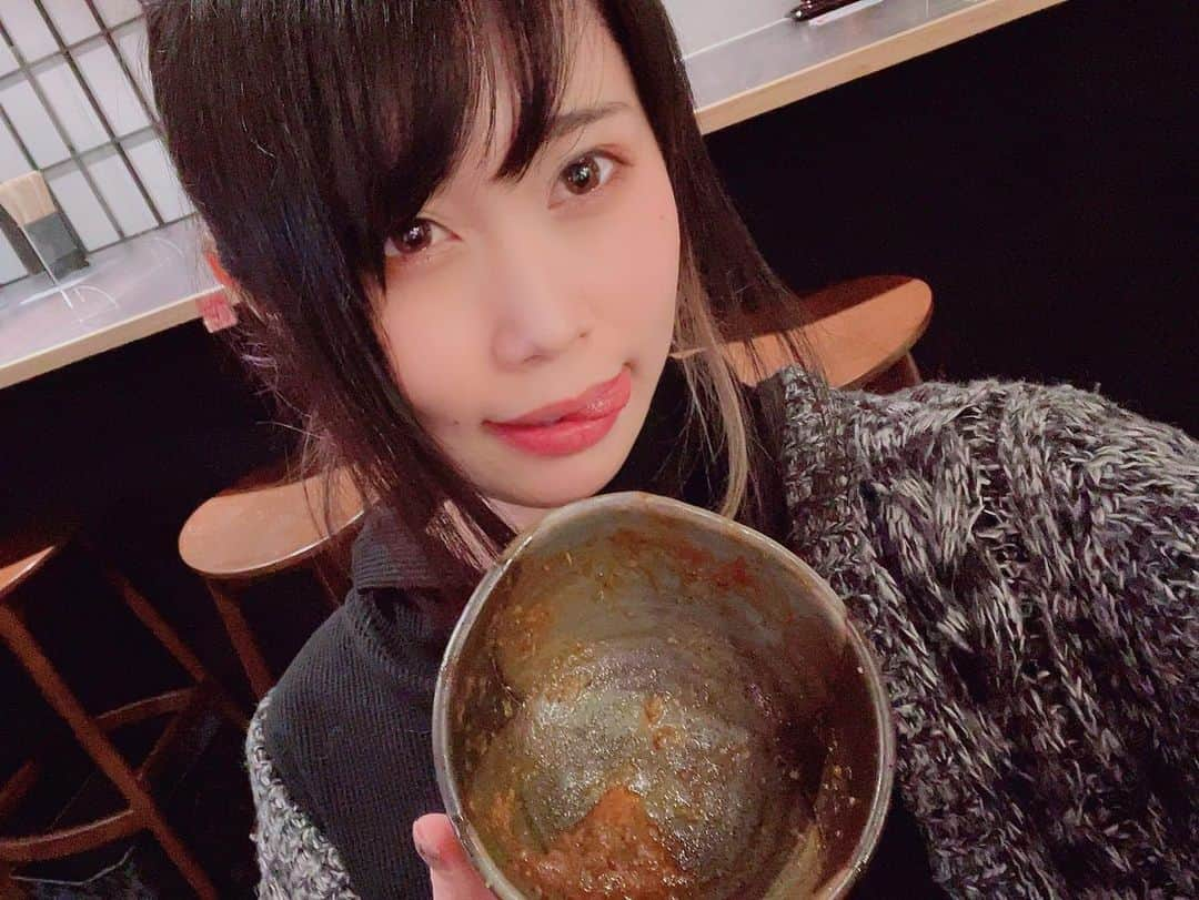 釘町みやびさんのインスタグラム写真 - (釘町みやびInstagram)「お昼ごはんの時間だよ！ . 昨日はね、 @tsukemengaku_gotanda さんの エビつけ麺食べに行ったの🦐✨ . . 普通のエビつけ麺と迷ったんだけど 女性に人気と噂の 「エビとまとつけ麺」をチョイス🍅 . . 店内入ってすぐ海老の香りにつつまれて 海老好きな私には天国状態だったんだけど、 つけ麺が届くとさらに追い海老の香り…！！！ にんまりしちゃったーーー( ˶˙˙˶)✨ . . 野菜とトマトの鮮やかさが超映えだね！🍅🌱 . でも見た目はヘルシーなのに 味は濃厚でガツンと海老がこんにちはしてくれて 箸が止まりませんでした🥢✨ . . だいすきなバジルやクルトンやおっきいチーズも入ってたし メンマも極厚でおっきいし お肉もおっきーいのが3枚も入ってて 色んな食べ方ができるし、食べごたえがすごい！🔥 . 結構量あったのに、美味しくてペロリでした✨✨ . . ただ、「ETKG」という エビたまごかけごはんがお腹いっぱいで食べれなかった事だけが 心残りであります…(・ω・`)💭 . . 次はもっとお腹すかせて、 絶対ETKGも〆に食べに行くぞーーー🍜✨✨✨ . . . #つけ麺gaku  #五反田グルメ  #五反田ラーメン  #エビつけ麺  #つけ麺  #ラーメン  #東京グルメ  #pr  #麺スタグラム  #つけ麺大好き  #食いしん坊  #飯テロ」2月25日 12時01分 - miyajyaga382