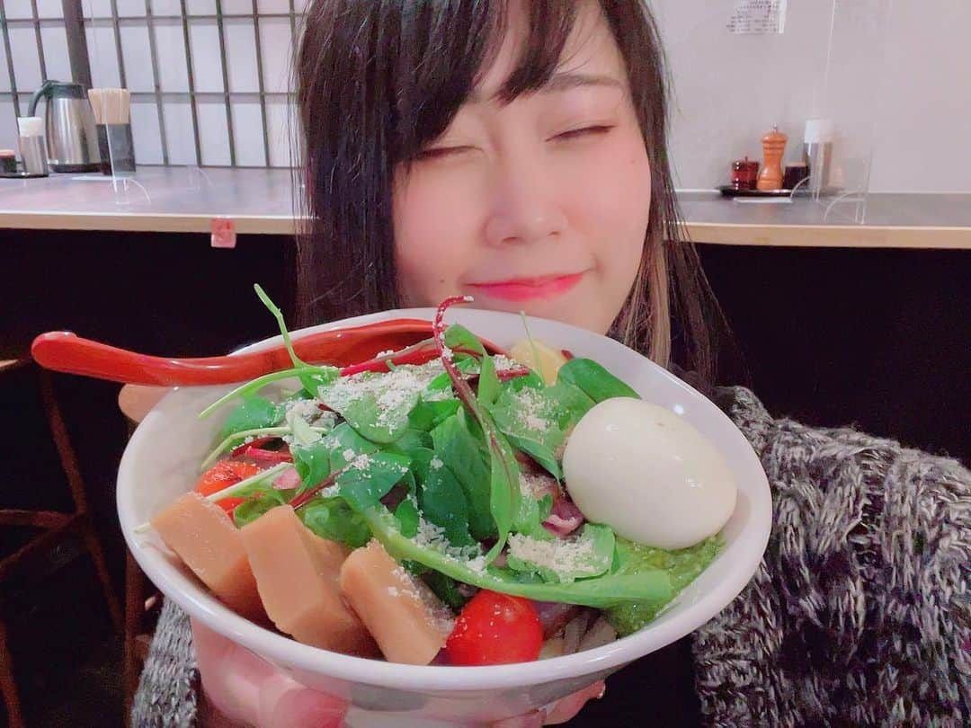 釘町みやびさんのインスタグラム写真 - (釘町みやびInstagram)「お昼ごはんの時間だよ！ . 昨日はね、 @tsukemengaku_gotanda さんの エビつけ麺食べに行ったの🦐✨ . . 普通のエビつけ麺と迷ったんだけど 女性に人気と噂の 「エビとまとつけ麺」をチョイス🍅 . . 店内入ってすぐ海老の香りにつつまれて 海老好きな私には天国状態だったんだけど、 つけ麺が届くとさらに追い海老の香り…！！！ にんまりしちゃったーーー( ˶˙˙˶)✨ . . 野菜とトマトの鮮やかさが超映えだね！🍅🌱 . でも見た目はヘルシーなのに 味は濃厚でガツンと海老がこんにちはしてくれて 箸が止まりませんでした🥢✨ . . だいすきなバジルやクルトンやおっきいチーズも入ってたし メンマも極厚でおっきいし お肉もおっきーいのが3枚も入ってて 色んな食べ方ができるし、食べごたえがすごい！🔥 . 結構量あったのに、美味しくてペロリでした✨✨ . . ただ、「ETKG」という エビたまごかけごはんがお腹いっぱいで食べれなかった事だけが 心残りであります…(・ω・`)💭 . . 次はもっとお腹すかせて、 絶対ETKGも〆に食べに行くぞーーー🍜✨✨✨ . . . #つけ麺gaku  #五反田グルメ  #五反田ラーメン  #エビつけ麺  #つけ麺  #ラーメン  #東京グルメ  #pr  #麺スタグラム  #つけ麺大好き  #食いしん坊  #飯テロ」2月25日 12時01分 - miyajyaga382