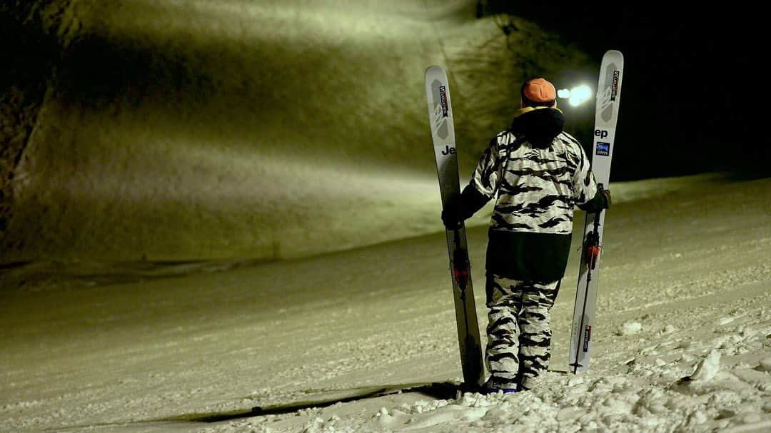 佐々木明さんのインスタグラム写真 - (佐々木明Instagram)「【ski all day】 全く一新されたQST BLANKを手に入れてからと言うものファットスキーでありながらその高いカービング性能の高さはファットスキーでは到達のできないと思われていたハードコンディションでの信頼を獲得する事となる。ロッカーが強く入るファットスキーでトップを咬ませてターンを始動させる為に従来のQSTよりトップのワイドポイントを下げテールのワイドポイントを上げることによりロッカーポイントの影響を受けずカービングスキーのような食い付きを生みました。  更にワイドポイントを下げたことにより、ノーズバターのようなプレスするようなトリックもしやすくなっています。  ターンの信頼性がより大きくアグレッシブに向上したのには板のセンターエリアサイドウォールにかなり高密度なABSを搭載し無駄なトーション(ねじれ)を抑えることにより食い付いた力を逃がさないと言うシステムになっています。 ダブルサイドウォールテクノロジー。 コレはかなり全体の重量感から生まれる信頼性への要になっています。  トップ部分には振動吸収の要となるコルク材を使用。 軽量ながら振動吸収として優秀な素材で板のバタ付きを抑えます。  板全体に張り巡らされたカーボンに麻を織り混ぜたC/FXはSALOMONが特許を持っている素材でカーボンの軽量かつ反発力を太古よりあらゆる場面で使われている麻で無駄な反発をいなす事に成功した現代と太古からの素材が融合した瞬間。  ウルフのように噛みつき ドルフィンのようにパウダーを泳ぐように滑れる。  それが SALOMON QST BLANK (全く同じシステムはQST98にも搭載されました)  Size chart  176cm 186cm 194cm  Center 112mm  Radius  18m  📸 by @kazu_morishima」2月25日 12時03分 - akiraexploring