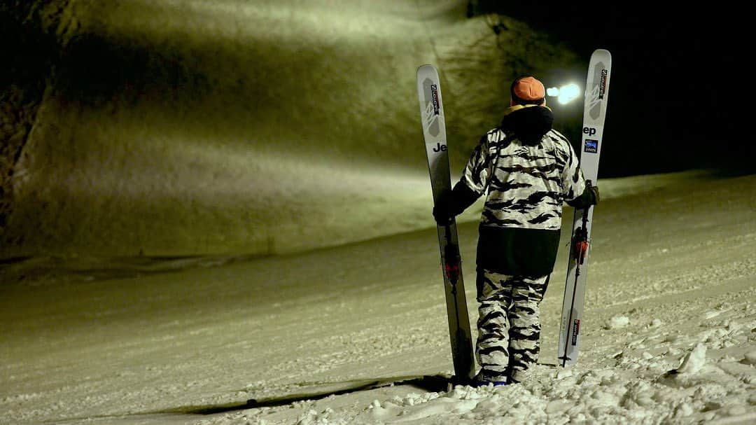 佐々木明のインスタグラム：「【ski all day】 全く一新されたQST BLANKを手に入れてからと言うものファットスキーでありながらその高いカービング性能の高さはファットスキーでは到達のできないと思われていたハードコンディションでの信頼を獲得する事となる。ロッカーが強く入るファットスキーでトップを咬ませてターンを始動させる為に従来のQSTよりトップのワイドポイントを下げテールのワイドポイントを上げることによりロッカーポイントの影響を受けずカービングスキーのような食い付きを生みました。  更にワイドポイントを下げたことにより、ノーズバターのようなプレスするようなトリックもしやすくなっています。  ターンの信頼性がより大きくアグレッシブに向上したのには板のセンターエリアサイドウォールにかなり高密度なABSを搭載し無駄なトーション(ねじれ)を抑えることにより食い付いた力を逃がさないと言うシステムになっています。 ダブルサイドウォールテクノロジー。 コレはかなり全体の重量感から生まれる信頼性への要になっています。  トップ部分には振動吸収の要となるコルク材を使用。 軽量ながら振動吸収として優秀な素材で板のバタ付きを抑えます。  板全体に張り巡らされたカーボンに麻を織り混ぜたC/FXはSALOMONが特許を持っている素材でカーボンの軽量かつ反発力を太古よりあらゆる場面で使われている麻で無駄な反発をいなす事に成功した現代と太古からの素材が融合した瞬間。  ウルフのように噛みつき ドルフィンのようにパウダーを泳ぐように滑れる。  それが SALOMON QST BLANK (全く同じシステムはQST98にも搭載されました)  Size chart  176cm 186cm 194cm  Center 112mm  Radius  18m  📸 by @kazu_morishima」