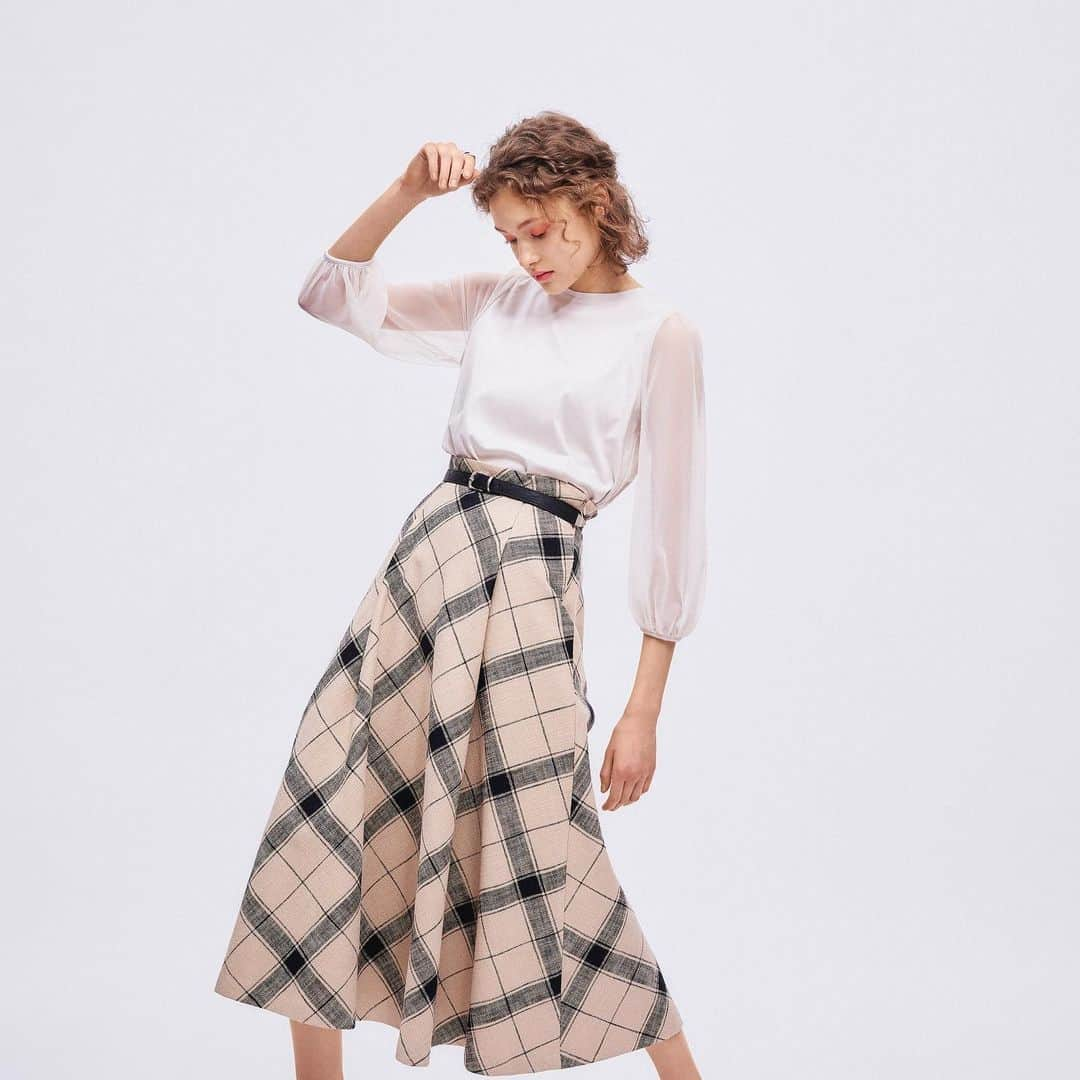 ストロベリーフィールズさんのインスタグラム写真 - (ストロベリーフィールズInstagram)「#newcollection  #cut&sewn 11-16604 ¥12100 #skirt  11-34102 ¥19800(ichie) #belt 11-18310 ¥2970  ブランド公式HPにてカタログ撮影の一部をご覧いただける、【spring collection shootingbackstage】公開中！  ・・・・・・・・・・・・・・  #strawberryfields  #strawberry_fields  #ichie」2月25日 12時06分 - strawberry_fields_official