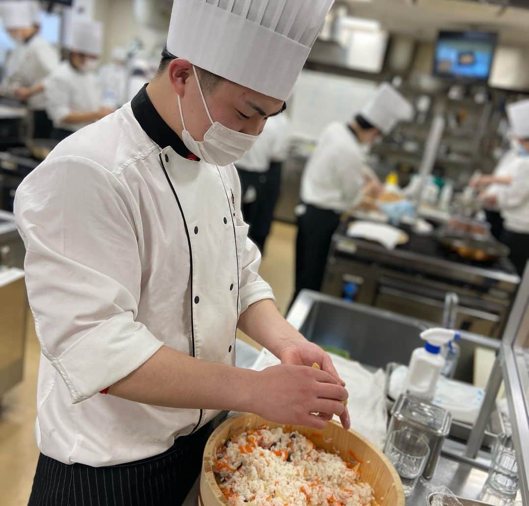 東京ベルエポック製菓調理専門学校さんのインスタグラム写真 - (東京ベルエポック製菓調理専門学校Instagram)「. 本日は調理師科1年生の日本料理実習です❗️ 五目稲荷寿司、アジ南蛮漬、桜餅を作りました😄✨ 料理が春ですね🌸 学生が楽しそうに実習をしていてホッコリしました☺️🌸  #調理  #和食　#洋食　#レストラン　#学生 #料理好きな人と繋がりたい　#日本料理 #シェフ　#料理写真　#卒業　#集大成 #世界の料理　#プロ　#コラボ　#フード #料理　#メインディッシュ　#オードブル #フレンチ　#前菜　#揚げ物　#食材 #イタリアン　#実習　#食文化　#文化 #東京　#江戸川区　#西葛西 #専門学校」2月25日 12時21分 - belleseika