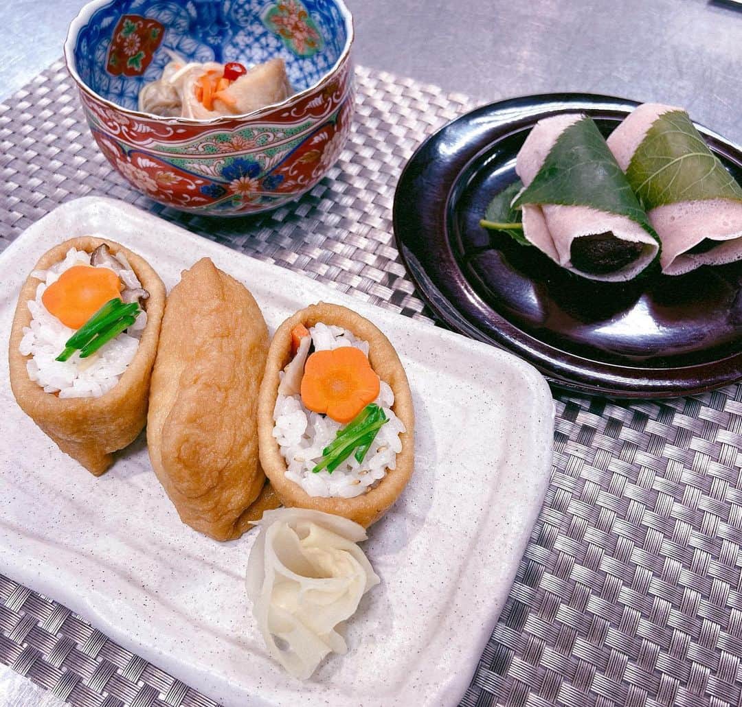 東京ベルエポック製菓調理専門学校さんのインスタグラム写真 - (東京ベルエポック製菓調理専門学校Instagram)「. 本日は調理師科1年生の日本料理実習です❗️ 五目稲荷寿司、アジ南蛮漬、桜餅を作りました😄✨ 料理が春ですね🌸 学生が楽しそうに実習をしていてホッコリしました☺️🌸  #調理  #和食　#洋食　#レストラン　#学生 #料理好きな人と繋がりたい　#日本料理 #シェフ　#料理写真　#卒業　#集大成 #世界の料理　#プロ　#コラボ　#フード #料理　#メインディッシュ　#オードブル #フレンチ　#前菜　#揚げ物　#食材 #イタリアン　#実習　#食文化　#文化 #東京　#江戸川区　#西葛西 #専門学校」2月25日 12時21分 - belleseika