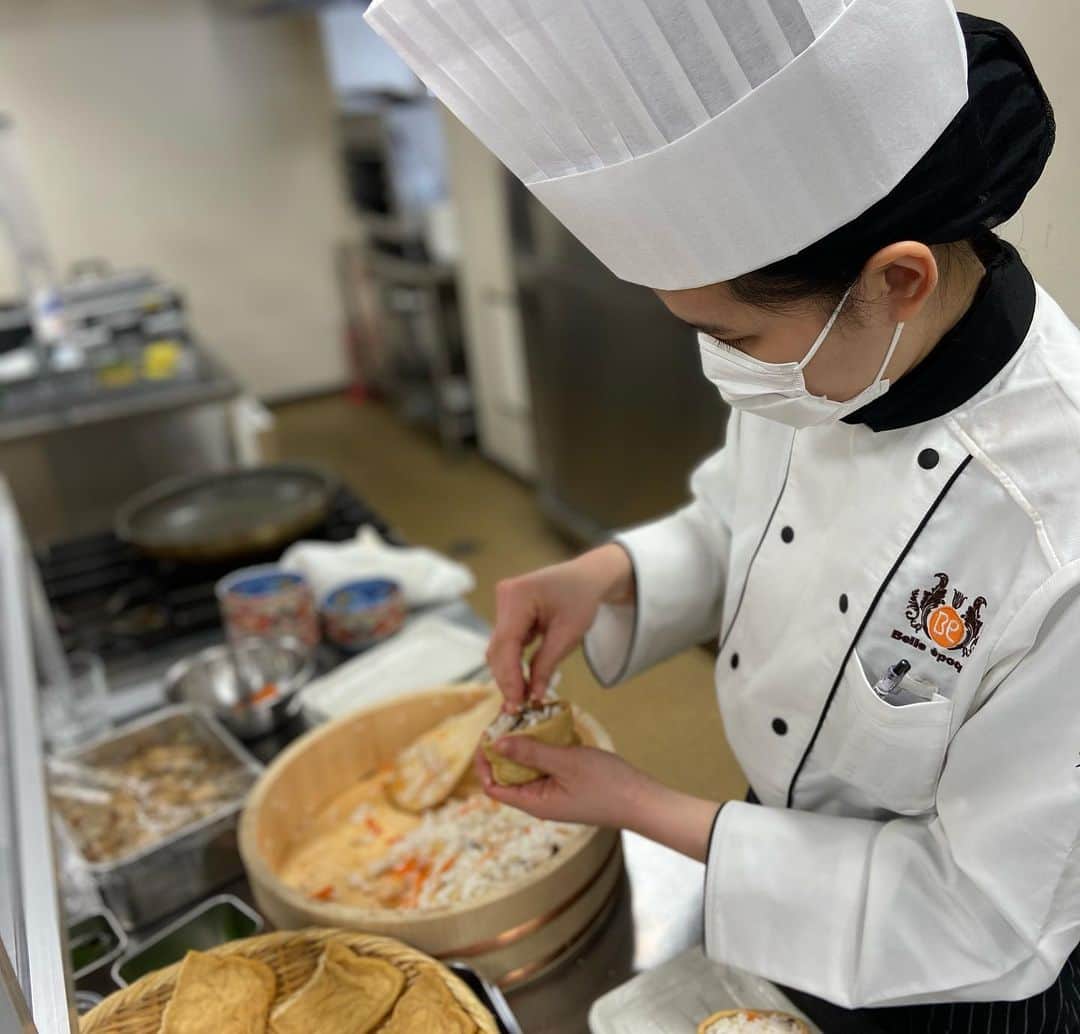 東京ベルエポック製菓調理専門学校さんのインスタグラム写真 - (東京ベルエポック製菓調理専門学校Instagram)「. 本日は調理師科1年生の日本料理実習です❗️ 五目稲荷寿司、アジ南蛮漬、桜餅を作りました😄✨ 料理が春ですね🌸 学生が楽しそうに実習をしていてホッコリしました☺️🌸  #調理  #和食　#洋食　#レストラン　#学生 #料理好きな人と繋がりたい　#日本料理 #シェフ　#料理写真　#卒業　#集大成 #世界の料理　#プロ　#コラボ　#フード #料理　#メインディッシュ　#オードブル #フレンチ　#前菜　#揚げ物　#食材 #イタリアン　#実習　#食文化　#文化 #東京　#江戸川区　#西葛西 #専門学校」2月25日 12時21分 - belleseika