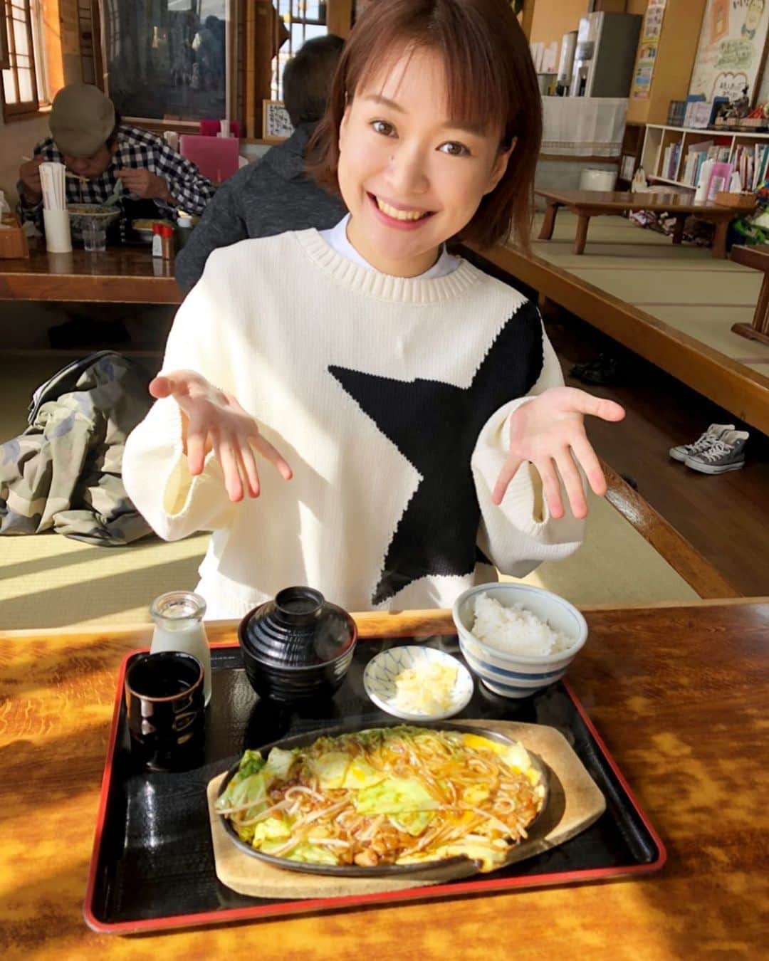 有田優理香のインスタグラム：「おっひるー！ロケ怒涛の3本撮り☀️  #広島テレビ　#ひろおく便り　#庄原市　#ドライブインミッキー #たまごかけ焼きそば #おかあさん　#イマナマの人ちゃうよ」