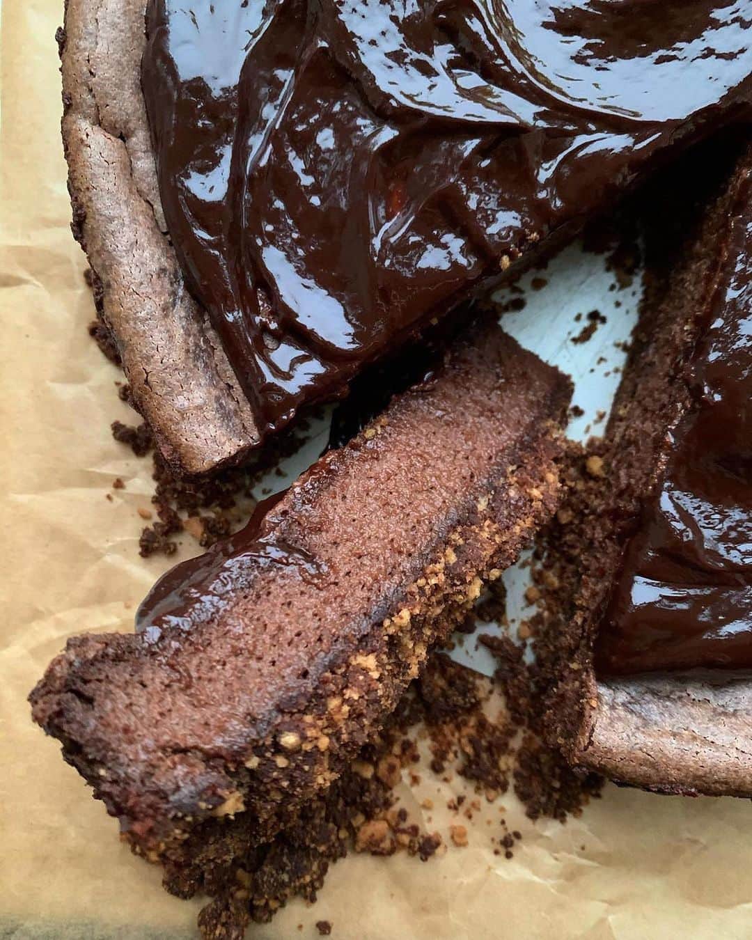 Food52さんのインスタグラム写真 - (Food52Instagram)「Dear chocolatey slices of cheesecake, how we love thee. Thanks to @bakerbynature, @devamadeo, @handletheheat, @thida.bevington, and @emily_c99, for putting a fun twist on our #f52community cheesy theme this week. Bonus: for Emily's Malted Chocolate Cheesecake recipe, head to the l link in our bio. #f52grams」2月25日 12時17分 - food52