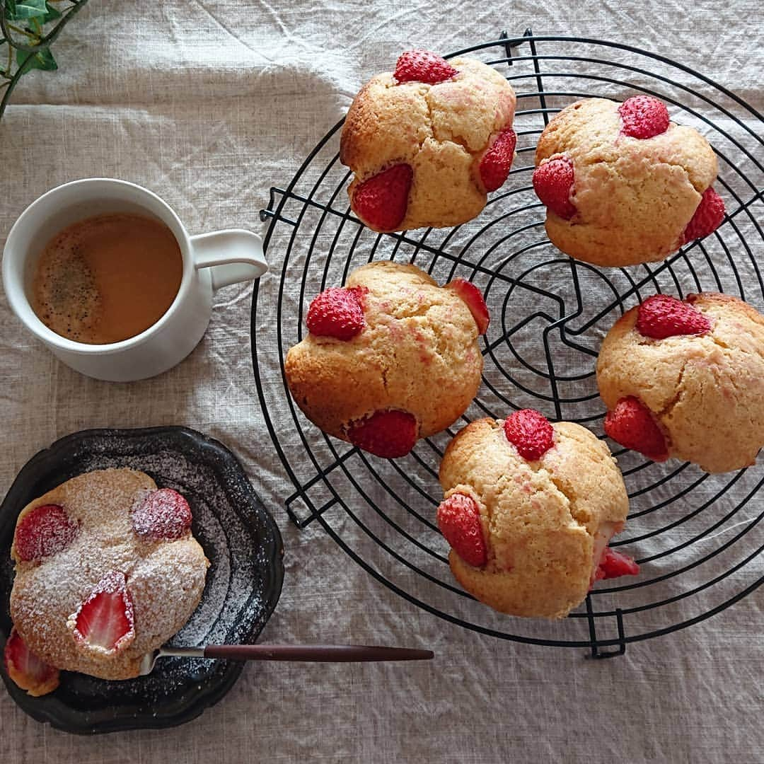 藤森夕子さんのインスタグラム写真 - (藤森夕子Instagram)「こんにちは(^-^) 朝食に生いちごマフィン焼きました☝️ マフィンの自分好みレシピを完成させたけど、また少しずつ生地の材料配合を変えて試して模索中👍 今回、板チョコも入れて焼こうと思ったけど忘れたーww でも、いちごがジャムのようでこのままでも十分美味しかった😁 このいちごの季節を楽しもう。 #マフィン #マフィン作り #いちごマフィン#朝マフィン#毎日ごはん#今日のごはん#息子ごはん#てづくりごはん365 #手作りおやつ#ワンプレート#おうちカフェ #おうちごはんlover #フーディーテーブル#生いちごマフィン」2月25日 12時20分 - yukofujimori2525