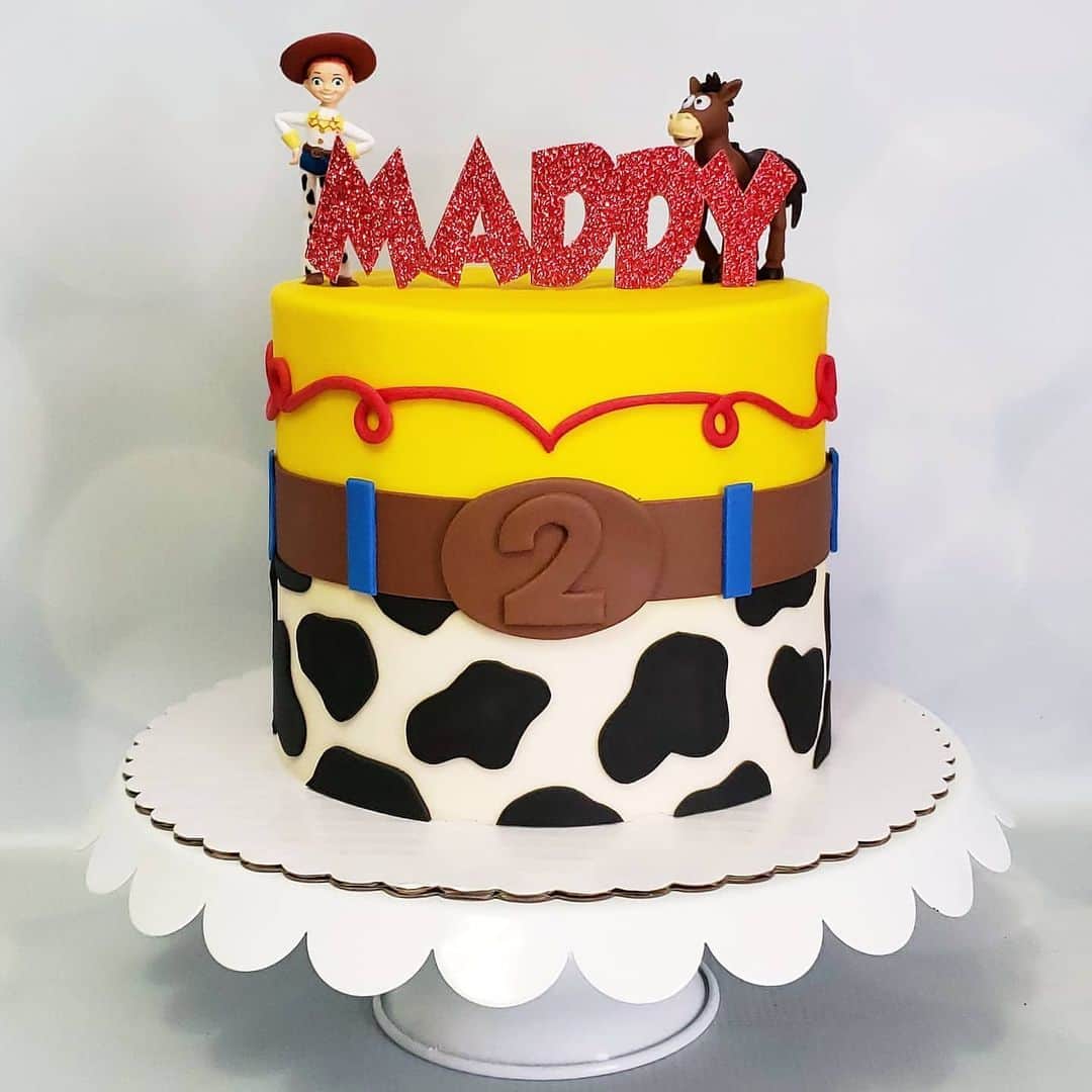 Honey Bee Cakesのインスタグラム：「Jessie Cake Topper by @_paperprettiesbyili_」