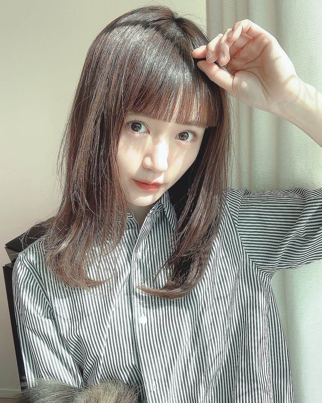 尾崎由香のインスタグラム：「いいお天気☀️  久しぶりに、眉上前髪に✂️✨  若返ってしまった…  #眉上　#前髪　#ぱっつん前髪　#ヘアサロン #セミロング　#ブラウンカラー  #ヘアスタイル　#オン眉」