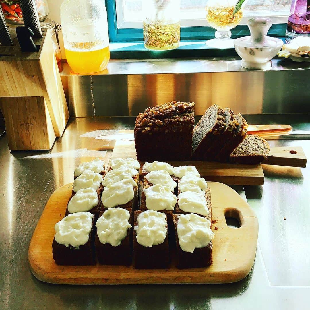 志摩有子さんのインスタグラム写真 - (志摩有子Instagram)「撮影のプロップを兼ねて久しぶりに作ったキャロットケーキ。クリームチーズのアイシングをたっぷりつけて。これがコーヒーによく合うのです。  #キャロットケーキ #クリームチーズアイシング #バナナブレッド #差し入れ」2月25日 23時21分 - ariko418