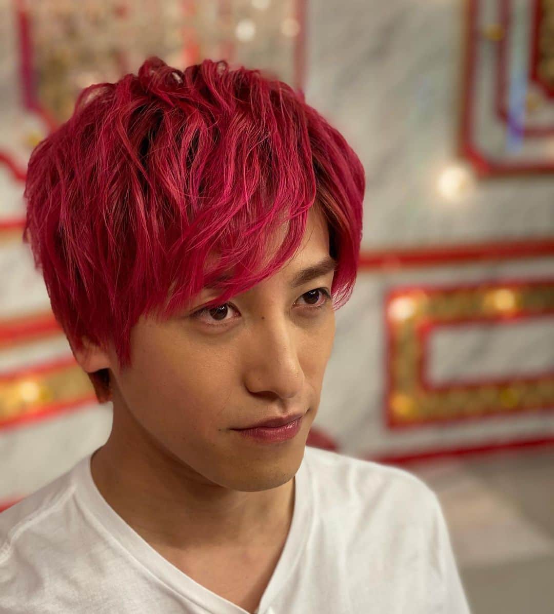 のインスタグラム：「ＥＸＩＴ兼近くん  #相川七瀬さんのスタイリスト  #タメ口使ってくるけど会話がそこまで盛り上がらない美容師  #劇中ではチャラい役でしたけど素は真面目なんですよというのをカーテンコールでアピールしてる2.5次元俳優  #原付免許合格発表８回目  #拾って欲しいことを目線で訴えるおにぎりからこぼれた梅じそ  #霜降りミキＸＩＴ  楽しい時間をありがとうございました！」
