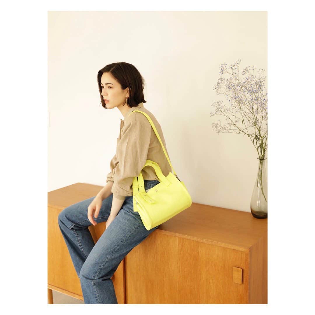 土井地恵理子のインスタグラム：「・ H.V.F.N Spring & Summer Collection  柔らかな空気感とリラックス感を 伝えたかった今回のLOOK とても可愛く仕上がっていて お気に入りです。 是非見てみてください❤︎  photographer... @shoiwai  stylist... @cicasu  hairmake... @____takako____  art direction... @yuri___ogawa  model... @hanna6587   Thank you so much!!!  @h.v.f.n  #hvfn #2021ss #各セレクトショップにも入荷しております #HVFNオンラインストアでは既に完売のものも😭 #ありがとうございます🙏🏼✨」
