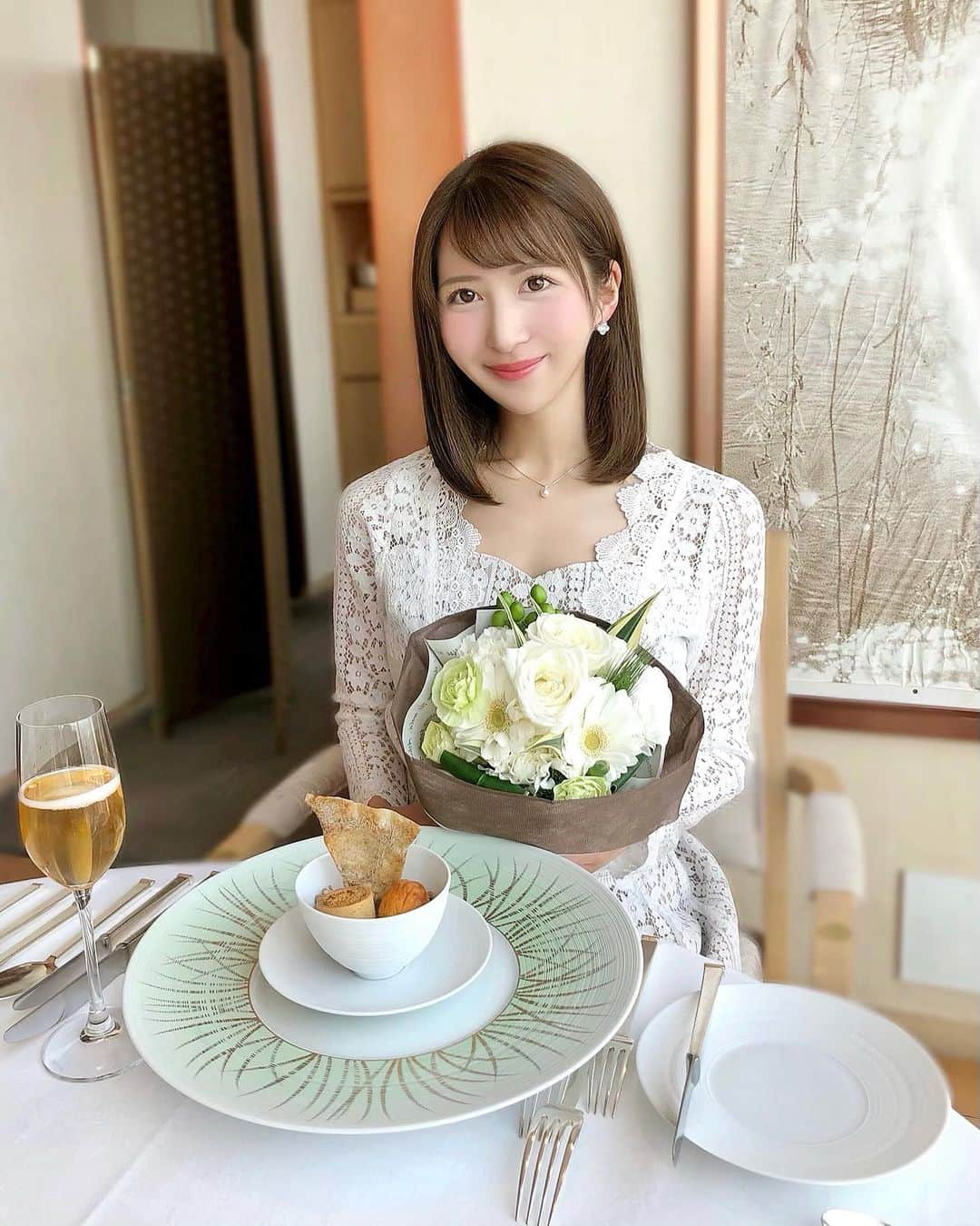 Manaさんのインスタグラム写真 - (ManaInstagram)「💐🍷💕 2月20日は私の27歳の誕生日でした♡ February 20🎂It was my 27th birthday! . 大切な人たちからの温かいメッセージや💌 友人、フォロワーさんから宅配でプレゼントが届いたり . 愛でいっぱい満たされた一日でした(∗ ˊᴗˋ ∗) . . 周りの沢山の方々に支えられて自分がいること、 健康で幸せに毎日を過ごせていることに感謝をして 日々 邁進していきたいと思っております。 . . 27歳の目標は 真心を込めて丁寧に仕事ができ 思いやりと気遣いができる強くて柔らかな女性🌸 . . 頑張りますので温かく見守っていただけたら嬉しいです🙏🥺💓💓 皆さま、いつもありがとうございます🍒 . . 大切な日には決まって伺う オーベルジュ ド リル ナゴヤで今年もランチ🇫🇷 . リルはミシュラン3つ星を獲得したレストラン⭐︎ . ひと口の中でいろいろな味や食感がする 繊細なお料理が素敵です🥰 . 🍽@aubergedelill Chef @taichi68970  ご馳走様でした💘 . . Onepiece：#emiriawiz #エミリアウィズ . . . . #誕生日 #mybirthday #ありがとう #花束 #感謝 #人生一度きり #ミッドランド #ミッドランドスクエア #オーベルジュドリル #オーベルジュドリルナゴヤ #ひらまつ #ミシュラン #三つ星 #三つ星レストラン #コース料理 #有名店 #名古屋グルメ #フレンチ #グルメ #グルメ女子 #おいしいもの #ワンピースコーデ #ホワイトコーデ #名駅 #名古屋駅 #auberge #aubergedelill #michelinstar」2月25日 23時24分 - mana.tcy