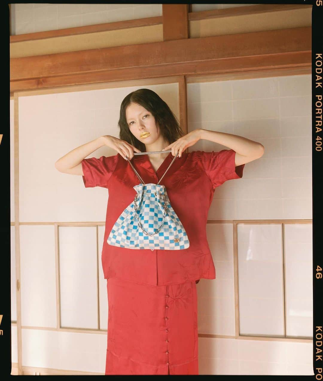 bigotre_officialのインスタグラム：「PURSE NISHIJIN SEIRES FOR SS21.  PHOTOGRAPHER @takuyanagata1 STYLIST @hirominakamoto_ HAIR & MAKEUP @yokohirakawa_hairmake MODEL @soysilk  #BIGOTRE #SS21 #PURSE #NISHIJIN」