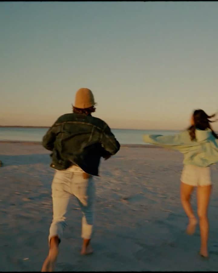 American Eagleのインスタグラム：「Jeans are forever👖 @hichasestokes @madisonbaileybabe #AEJeans」