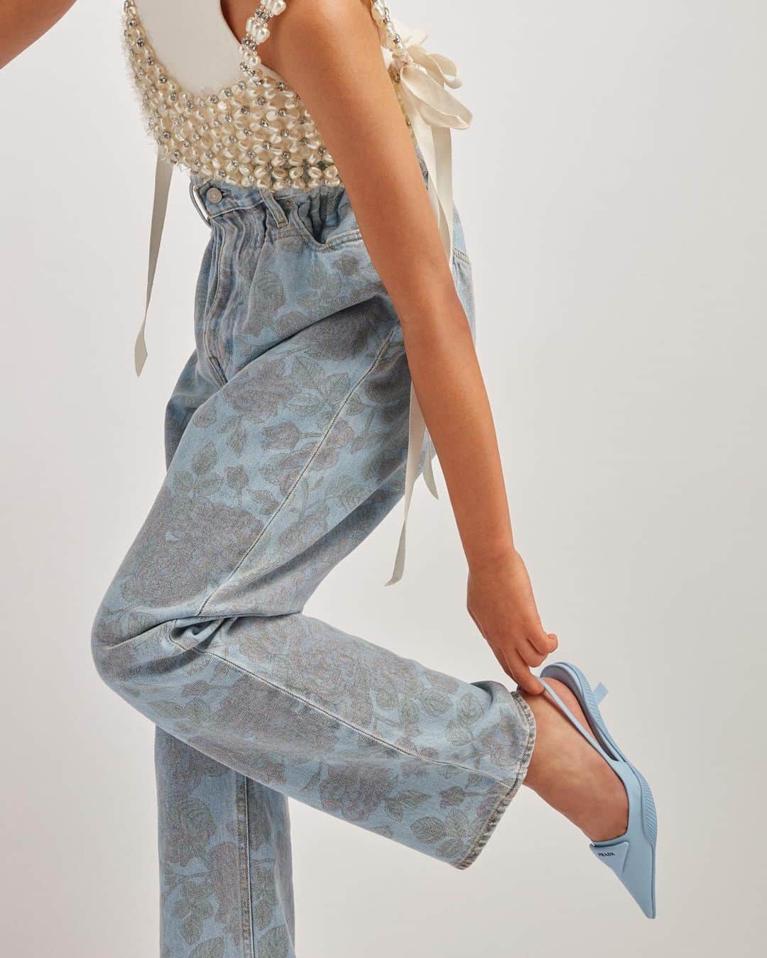 Harrodsのインスタグラム：「Denim done differently: the latest collaboration between @Levis and @GANNI has arrived! Playful but responsibly made, the likes of printed jeans and denim dresses are innovatively crafted in cottonised hemp – a cotton alternative that requires 70% less water to produce.  Shop the collection via our link in bio »  #Harrods #HarrodsFashion #LevisxGANNI  Our stores are closed but you can still discover the #WorldOfHarrods through Personal Shopping and online at harrods.com.」