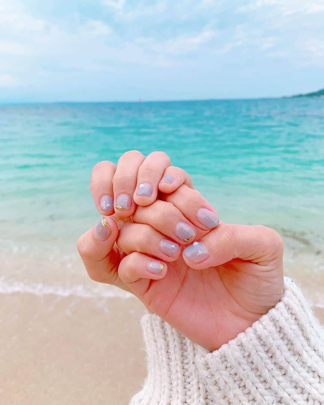 なみなみのインスタグラム：「♪ 今回は、あやさんにおまかせネイルしてもらいました🌸 春なのでブルーベースでキラキラやストーンなどほんと可愛いデザイン💙✨  @alonoa_nail さんいつもありがとうございます😊❤️ 可愛いし、喋ってても楽しい毎回帰省時の楽しみです^_^」