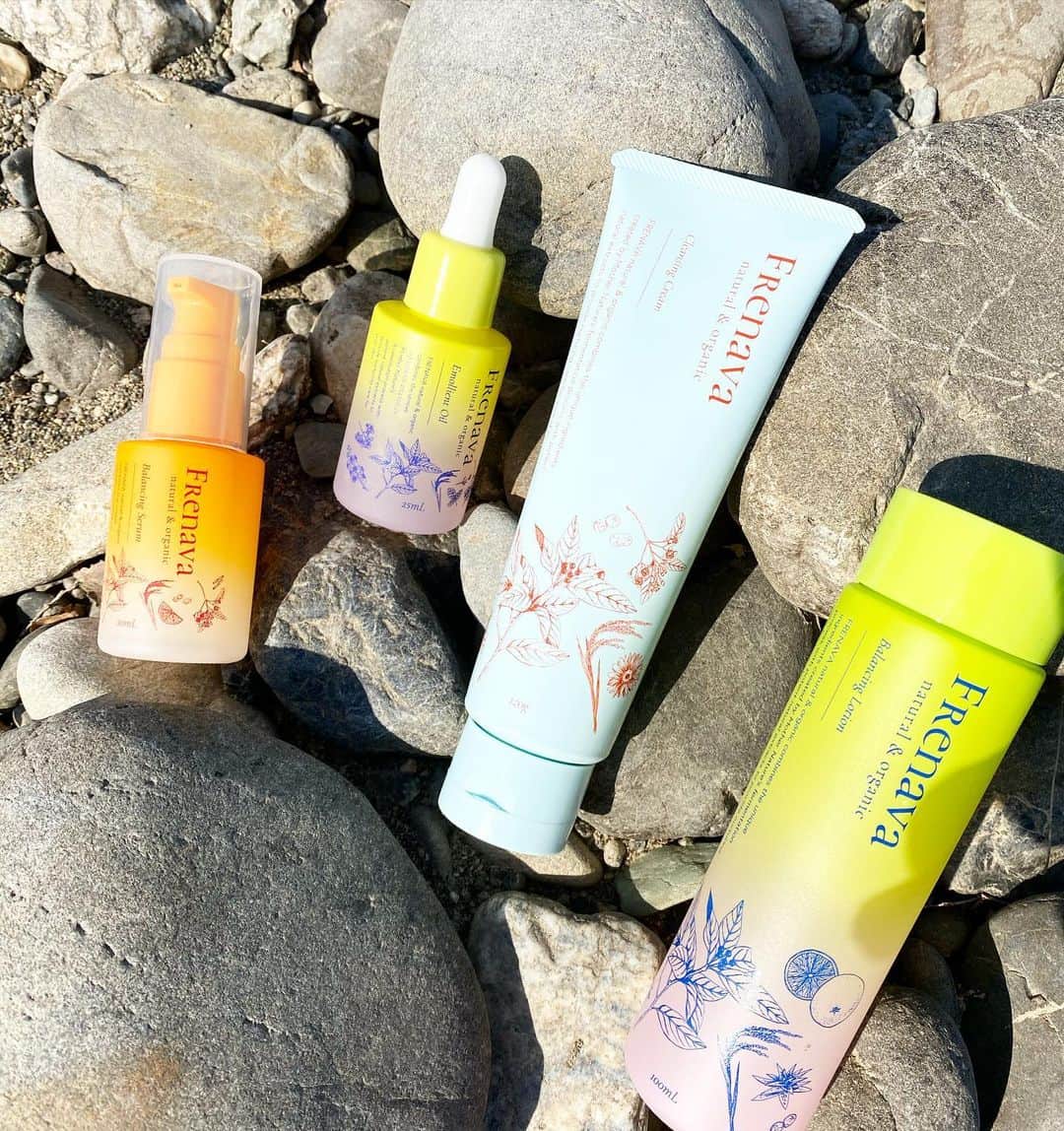 遊海 Yuumiのインスタグラム：「今私が使用してるbeauty product は @frenava_official とても優しくて落ち着く自然の香りでrelax !!オーガニック植物由来の成分だけで出来てるから春になる前の私のお肌にぴったり!  #frenava #organic #オーガニック　#フリナバ　#福米屋　#オーガニックスキンケア」