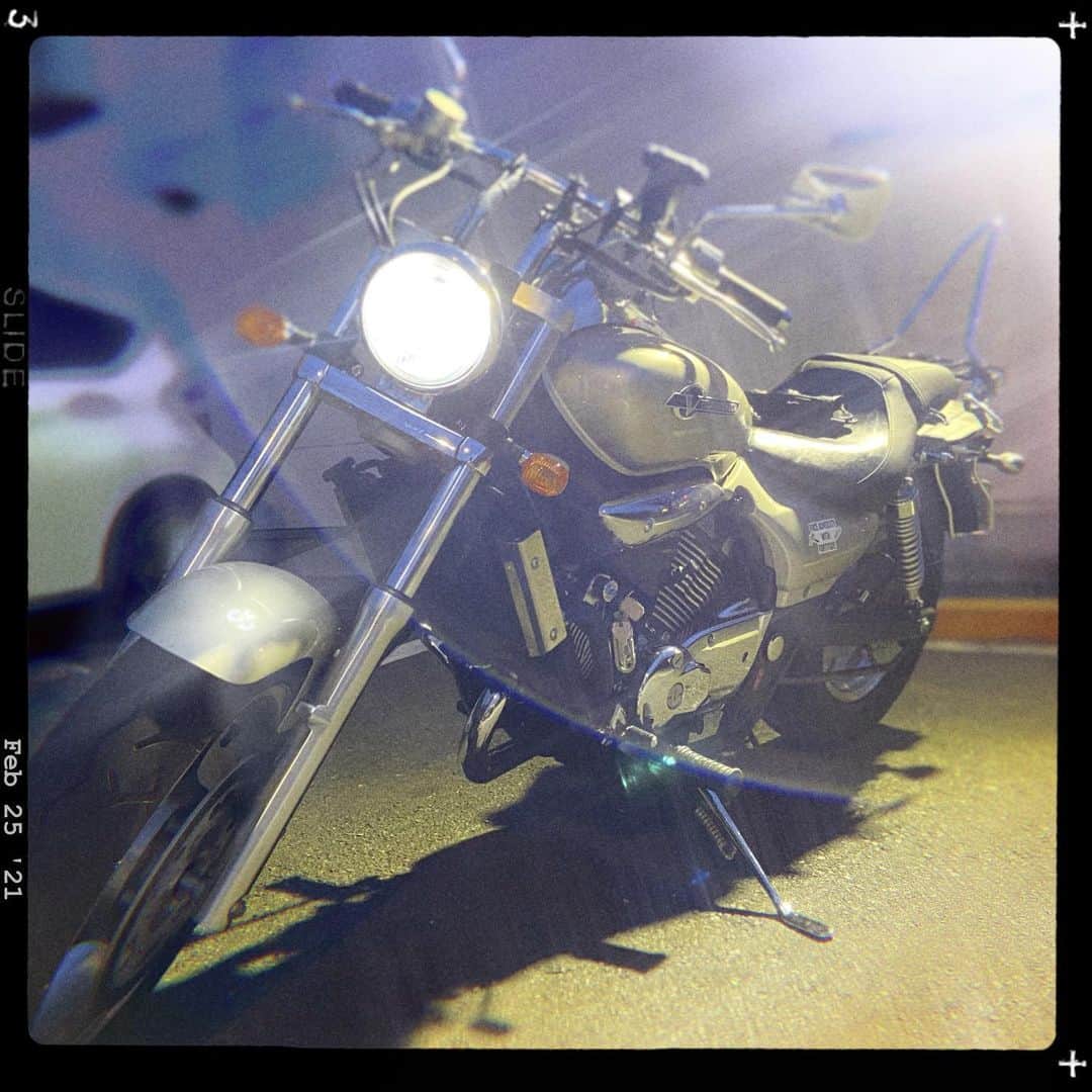 長田成哉さんのインスタグラム写真 - (長田成哉Instagram)「ヘッドライトがLEDに。 顔が伸びて写ってる。笑  #motorcycle ﻿ #motorcyclelife #bikelife﻿ #bikestagram ﻿ #kawasaki #eliminator  #250cc  #バイクのある風景 ﻿ #エリミネーター250v」2月25日 22時04分 - seiyaosada
