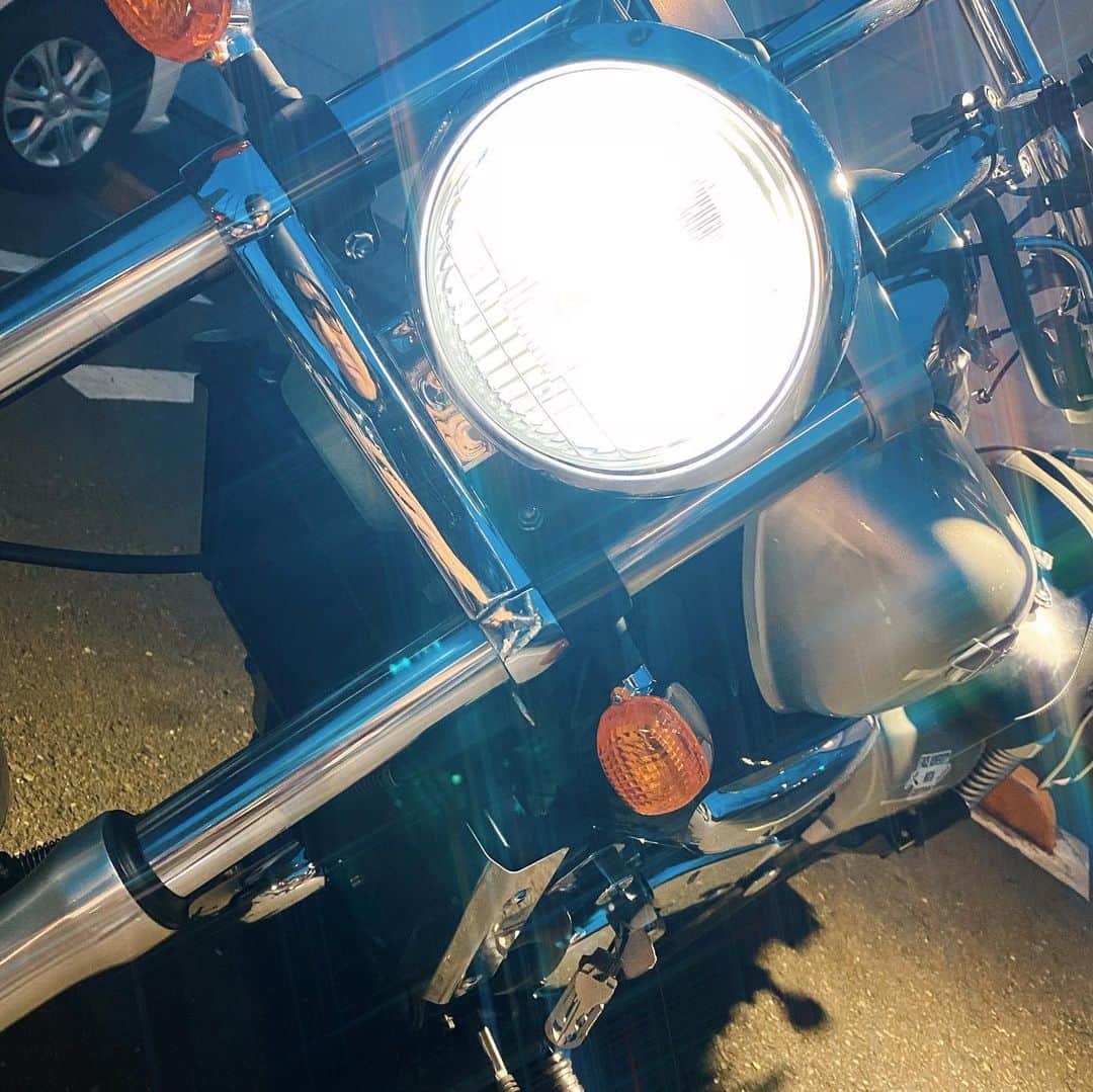 長田成哉のインスタグラム：「ヘッドライトがLEDに。 顔が伸びて写ってる。笑  #motorcycle ﻿ #motorcyclelife #bikelife﻿ #bikestagram ﻿ #kawasaki #eliminator  #250cc  #バイクのある風景 ﻿ #エリミネーター250v」