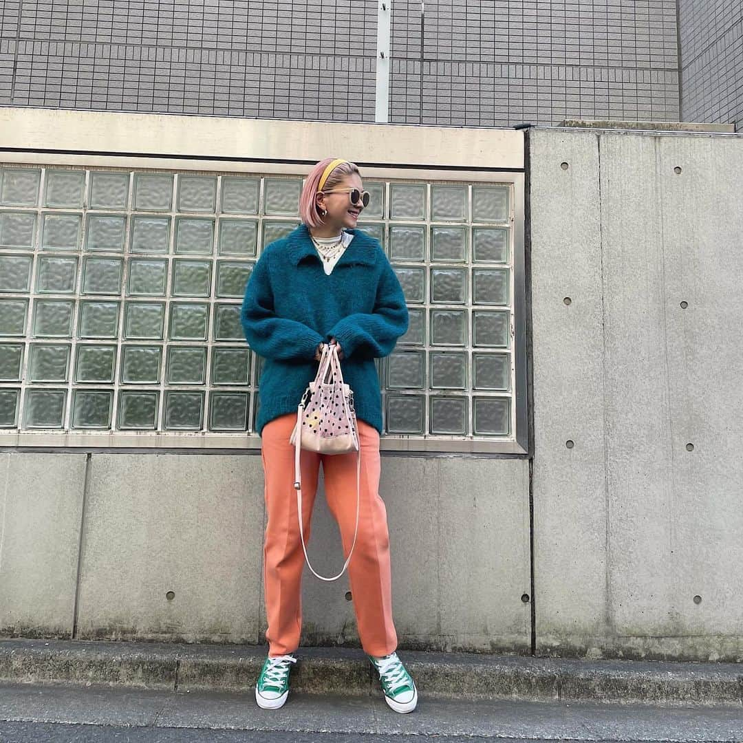 橋本江莉果さんのインスタグラム写真 - (橋本江莉果Instagram)「好きな色たち〜🧵🍊🧩🛼📒﻿ ﻿ このボンディング素材のパンツ、色がツボで買ったのだけど、形もすごくキレイで、履きやすくて、買って良かったアイテム🧡﻿ ﻿ 春服をちょっとずつ☺️🌸﻿ ﻿ #coordinate #outfit #ootd #fashion #style #styling #spring #blue #orange #green #yellow #pink﻿ #colorful ﻿ クレジットは #WEAR 👉🏻【erica0114】﻿ またはタップにて👆🏻📝」2月25日 22時04分 - erica_hashimoto