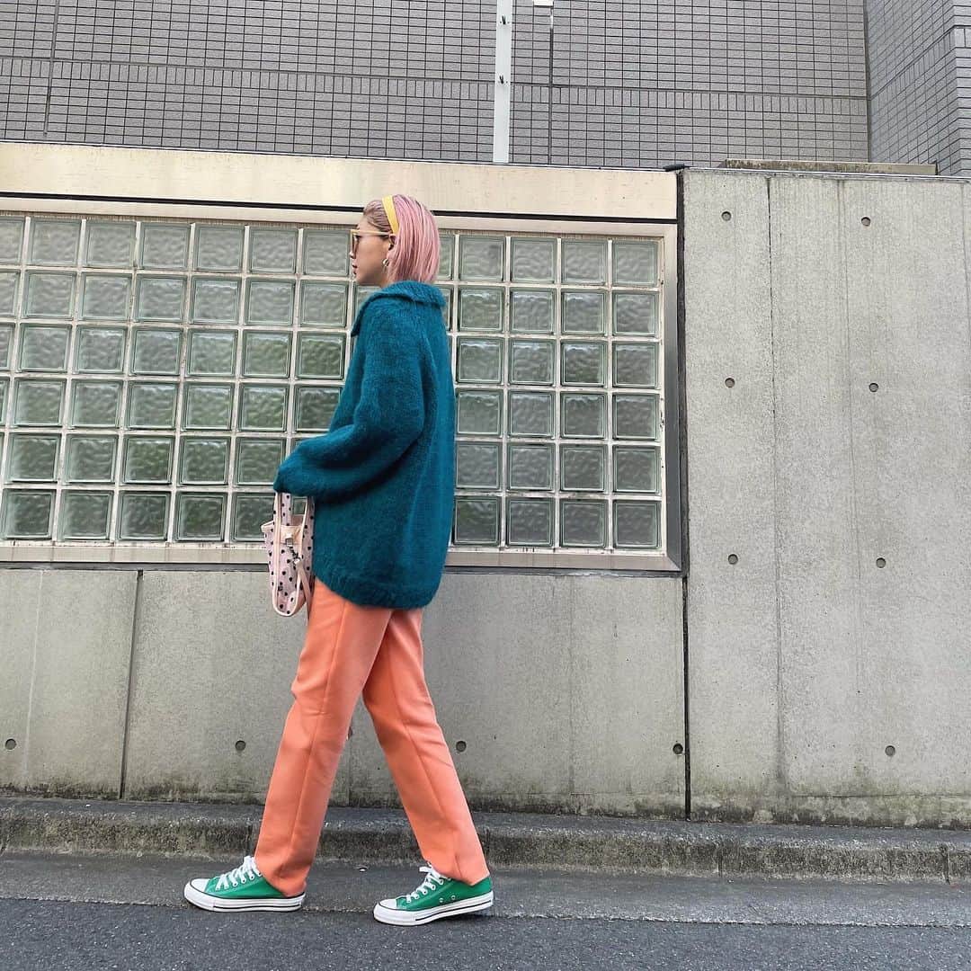 橋本江莉果のインスタグラム：「好きな色たち〜🧵🍊🧩🛼📒﻿ ﻿ このボンディング素材のパンツ、色がツボで買ったのだけど、形もすごくキレイで、履きやすくて、買って良かったアイテム🧡﻿ ﻿ 春服をちょっとずつ☺️🌸﻿ ﻿ #coordinate #outfit #ootd #fashion #style #styling #spring #blue #orange #green #yellow #pink﻿ #colorful ﻿ クレジットは #WEAR 👉🏻【erica0114】﻿ またはタップにて👆🏻📝」