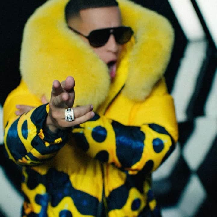 ダディー・ヤンキーのインスタグラム：「Tranquilos, llegó el Papá del REGGAETON. 11:59 pm #PROBLEMA 🚨🚨🚨 #DaddyYankee #reggaeton」