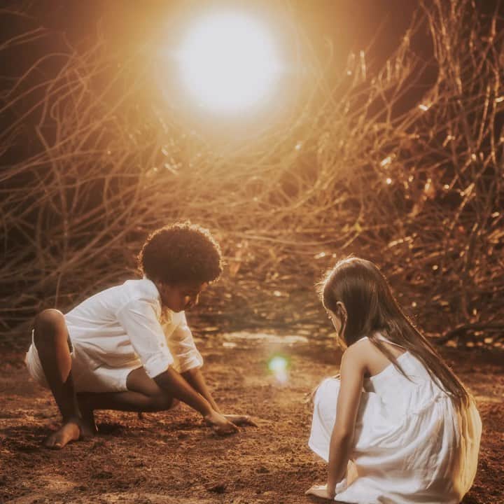 のインスタグラム：「boooooom dia com uma prévia dessa poesia para vocês!🌻 hoje, a partir das 00h tem #agradece disponível nas plataformas e amanhã, às 13h, a gente assiste à premiere do clipe juntos no YouTube 🧡@natirutsoficial」