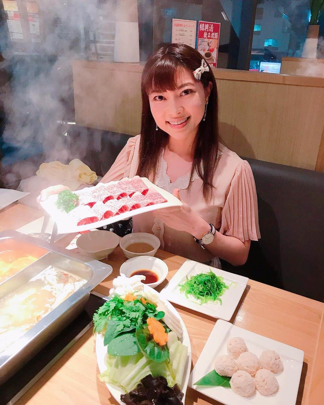 DJ MIYAさんのインスタグラム写真 - (DJ MIYAInstagram)「こんばんは❤️今日は渋谷センター街にある、薬膳火鍋 『真巴石』シンバセイでdinnerしたよん⭐︎⭐️⭐︎(^ ^) .  中国话拼音だとzhenbadanと読みます♪ 重慶方言の巴適（美味しい、コスパが高いなどの意味）から店名を付けてるみたい♪  数十種類の漢方や香辛料が調合されていて、火鍋大好きぃ、ほんと体や美容にもいいよね＾０＾💓 .  . .  火鍋スープは、2種類選んでみましたー！！  美肌トマト鍋と白湯に💗 .  ◎きゅうり  カウンターでお好みのタレを色々とゲットー。 胡麻タレ好きだから嬉しいー😃  ◎霜降り和牛　1980円   わぉー！！！綺麗にサシが入ったピンクの和牛でーす❤️💖 切り口から素晴らしさがわかるのですが、 火鍋にさーっとくぐらせて胡麻タレに付けたら とーっても柔らかくて、美肌トマト鍋🍅もあっさりとした味わいでお肉と合っていて美味しーい！！  ついついお酒も進んじゃうかも♪  ◎お任せ野菜9種盛   白菜・もやし・たけのこ・れんこん・きくらげなど華やかなお野菜の盛り合わせ。 こちらも2種類のスープごとに楽しんだよぉ。 とっても新鮮でいい風味ですねー！！  ◎ホタテ団子　  ◎国産豚肉追加ー！！！  ◎小笼包 できたてのショーロンポーも食べてみました❤️ もちもち皮に具材がたっぷりでおいちっっ。  今日は火鍋や中華の雰囲気いっぱいで身体もとても温まりました⭐︎(^ ^) . .  ここ真巴石は、かなり本格的な数十種類の漢方や薬膳食材を配合したスープで食べられるのでおすすめ。  美味しかったので行ってみてね☆彡   . . @shibuya_shinbase  . #真巴石 #渋谷　#渋谷グルメ　#グルメ女子　#火鍋  #火鍋好き　#渋谷ディナー　#しゃぶしゃぶ #旅インフルエンサー #渋谷ディナー #グルメ好き　#グルメブロガー　#旅インスタグラマー　#インスタグラマー #インフルエンサー　#グルメインフルエンサー #美と健康　#美容好き　#火鍋女子　#女子会コーデ　#温活女子　#グルメ巡り #旅ブロガー　#薬膳火鍋 #今日のコーデ #渋谷センター街  #今日のファッション #ファッション好き　#今日のメイク」2月25日 22時16分 - dj_miya