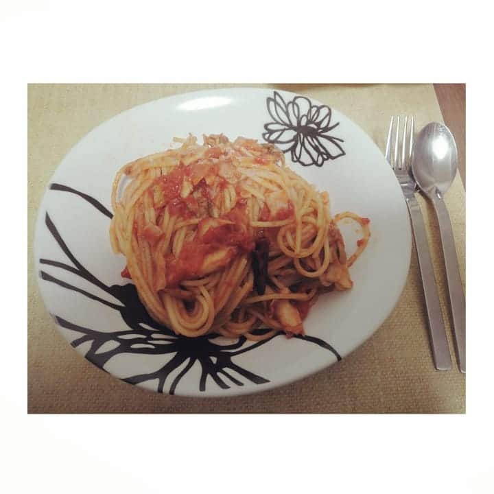 のインスタグラム：「いつぞやの、パスタの日🍝 舞茸とベーコンのアラビアータ🌶️シンプル。笑 にんにくたっぷりが最高に美味しいよね～～♡トマト缶で時短🍅 #おうちごはん #アラビアータ」