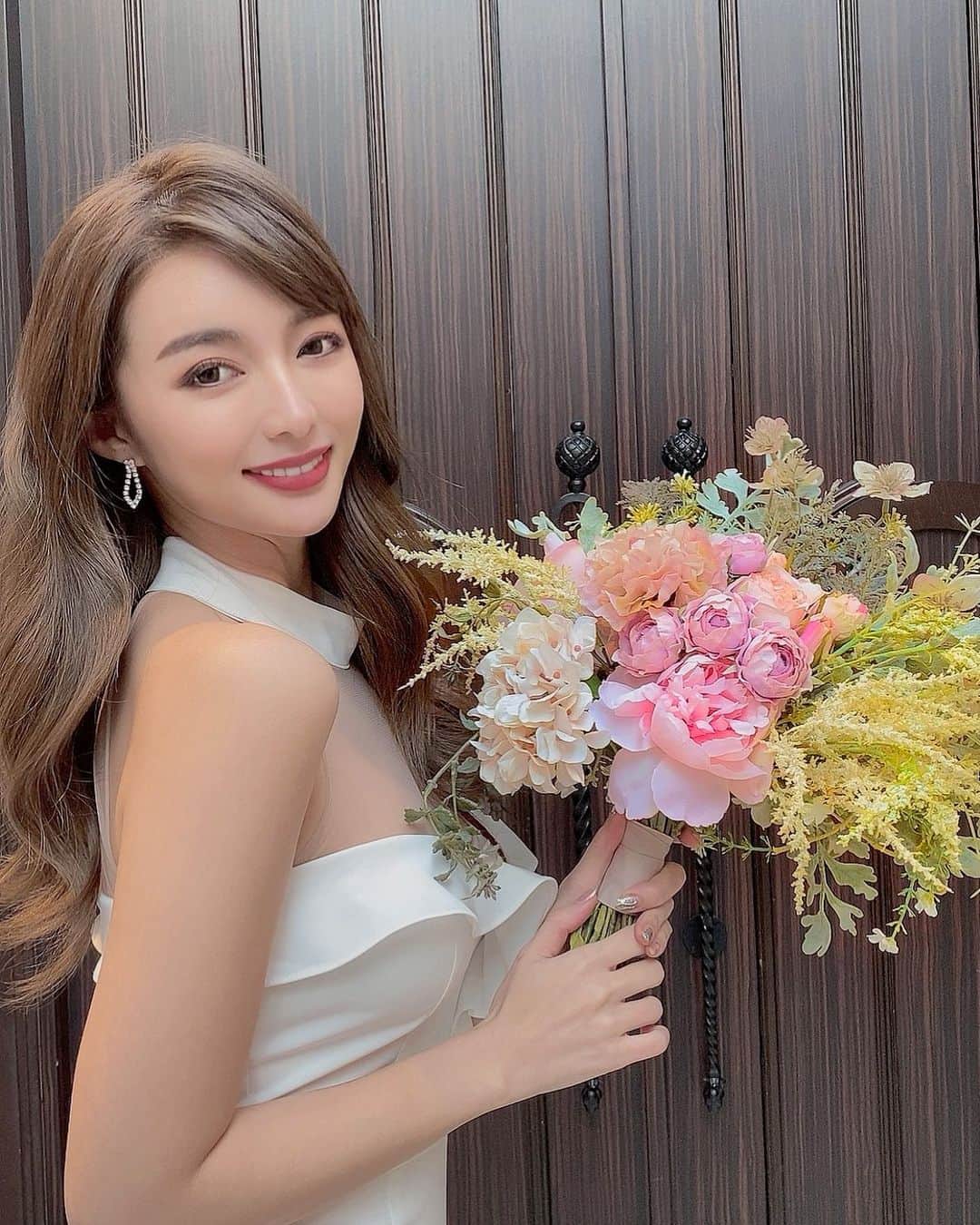 のインスタグラム：「Today💐 I was shooting all day🌸 Will post today's work later🔥 Did you check my YouTube 'EVERYDAY MAKEUP' ? I transfer this time💐I know you cannot understand about the 'makeup' if you're a men. But Check now🥺🌸 . 今日のスタジオとっても可愛かった💐 #毎日メイク UPしたからCheckしてね💕 #youtube . . #workday #shooting #shootingday #flower #whitedress #dress #everydaymakeup #makeup #makeupvideos #メイク #メイク動画」