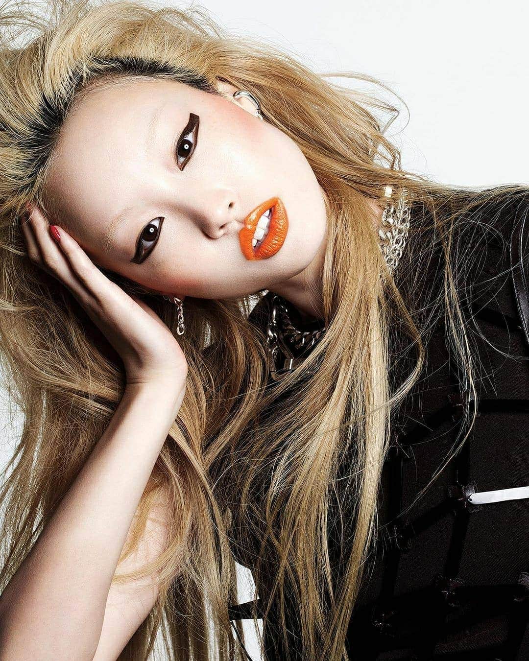 フェルナンダ・リーのインスタグラム：「@VogueChina March 2021 🌟」