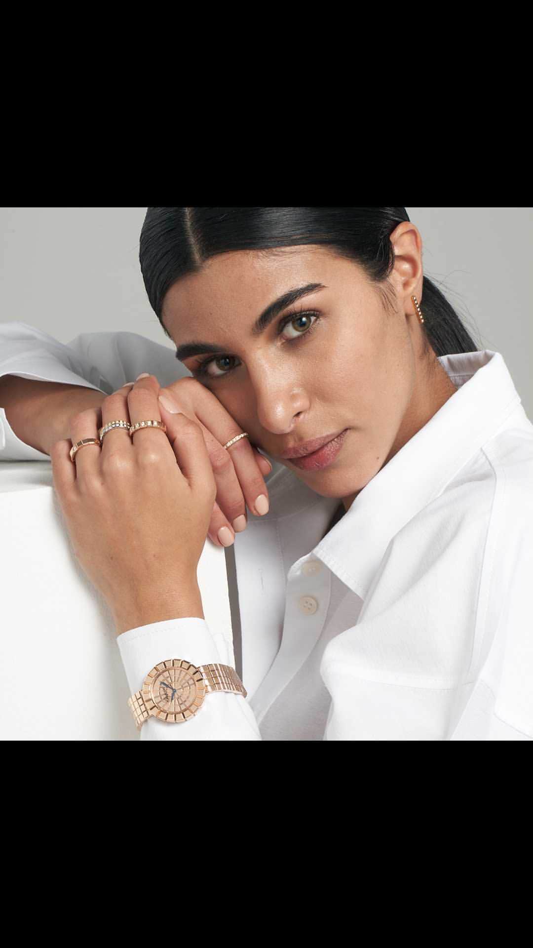 のインスタグラム：「Bright as the sun, cool as an Ice cube. Add some serious geometry to your style with the Ice Cube collection's minimalist elegance. @fayezzat #ChopardIceCube #ChopardEthicalGold」
