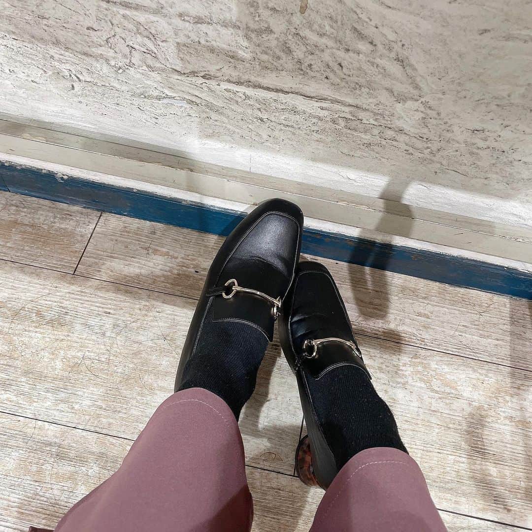 飯泉吏南さんのインスタグラム写真 - (飯泉吏南Instagram)「. . このMURUAの靴可愛くて何年も履いてる♡ (靴下のほこりは無視して頂きたい) . ゴールドの金具とベッコウ柄のヒール部分お気に入り💭 . . #ローファー #春靴 #murua」2月25日 22時11分 - pocha_rina