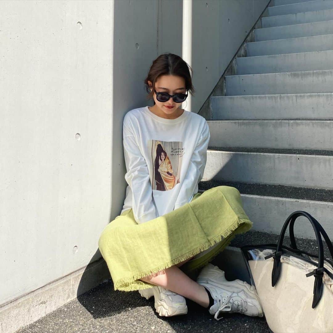 ikeda chizuruのインスタグラム：「明日発売のロベルタべイリー ﻿ @bayley1950 さん﻿ のフォトティー可愛い♡♡﻿ ﻿ カットソー買い過ぎ大好き星人の﻿ 私はもちろんゲトるよね〜👌👌﻿ ﻿ パーカーもあるからまた載せるね😊﻿ ﻿ てかストーリーの住みたい町﻿ いっぱいきて楽しい🤣﻿ 後でシェアするね！！﻿ ﻿ —————————————————﻿ アイテム詳細は @mercuryduo_chizuru ﻿ TOPのURLからチェックしてね✔ ✔」