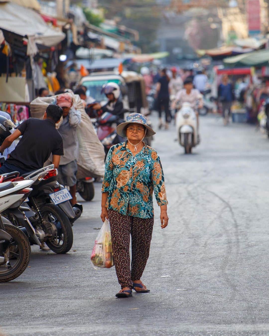 Shunsuke Miyatakeのインスタグラム：「A lady wandering around after grocery shopping, Phnom Penh, Cambodia」