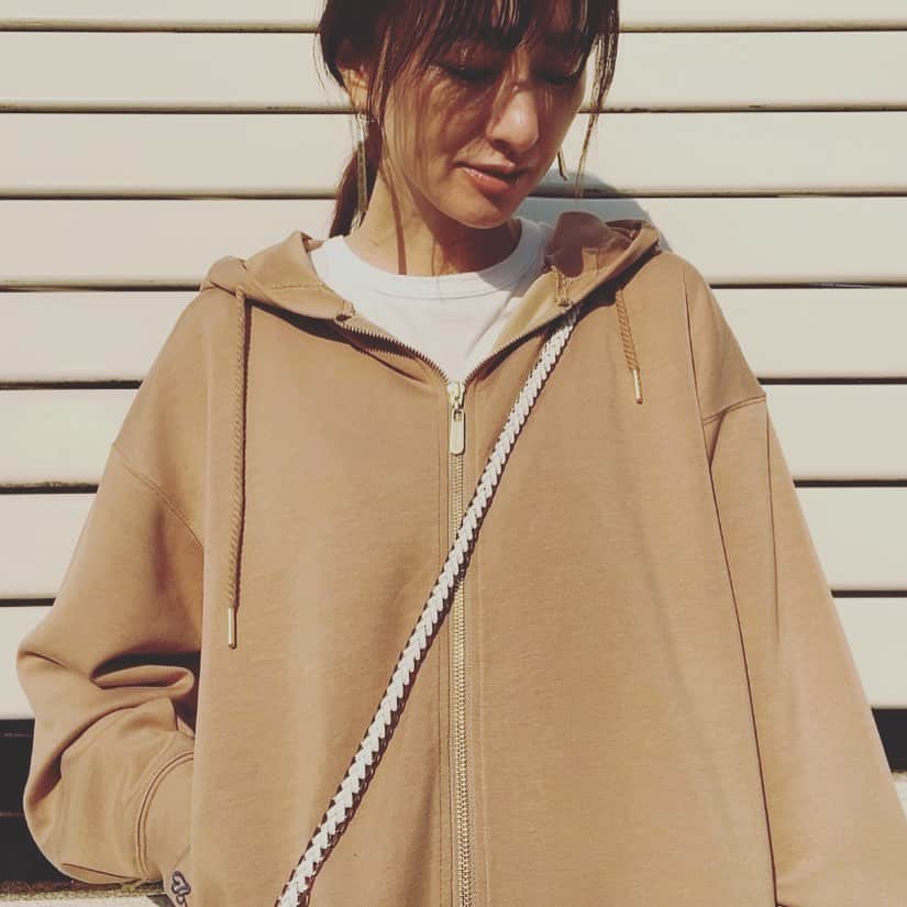 前田ゆかのインスタグラム：「春めいた日。  @maenorichang  典ちゃんプロデュース @_rejoove_  新作で春コーデ！  ベージュのダブルジップパーカー とストレッチ素材のジョグパンツ シンプルにベージュのワントーン コーデスタイルに！  肌映りのいいベージュ〜 パーカーはSサイズ着用してます。わりとゆとりがあるので短い丈感のバランスが今年っぽくて気に入ってます。  新作のパーカーもパンツも 3月4日TSV 深夜0〜、8時、11時、22時 ご覧いただけますよ！  この機会を是非お楽しみに！  #rejoove #qvc #大人カジュアル #ベージュコーデ #袖にハートいるよ」