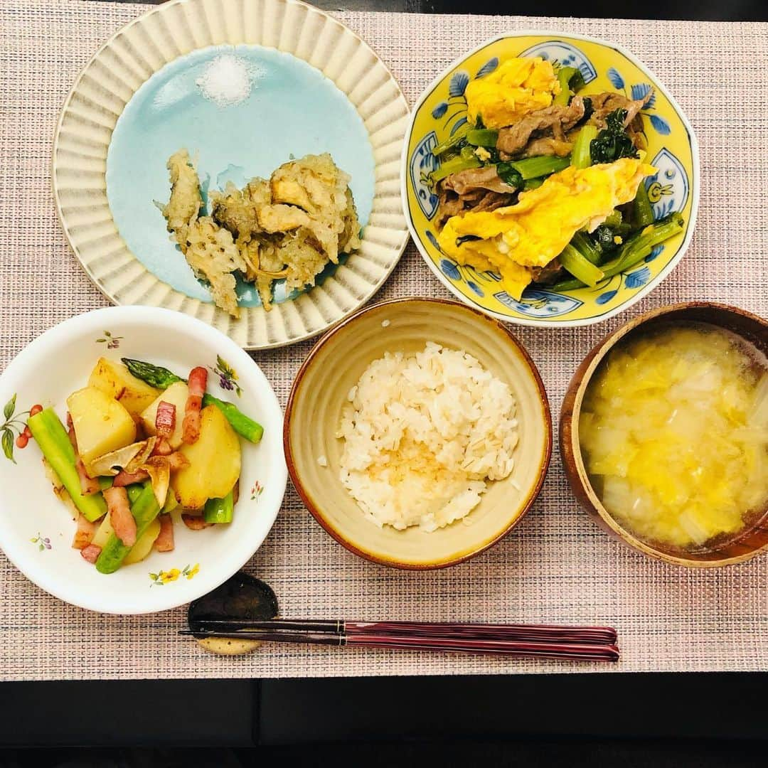 田野辺実鈴のインスタグラム：「今日の晩ご飯💁‍♀️ 最近、舞茸にハマってます😍  ★舞茸の天ぷら  ★牛肉と小松菜の卵炒め  ★アスパラベーコンじゃが炒め かりかりニンニク添え  彩りを春らしくしました💐 次は 舞茸の磯辺揚げ作りたいな🤔  #舞茸料理教えてください #舞茸レシピ  #舞茸の天ぷら  #おうちごはん #今日の晩ご飯 #おうちじかん」