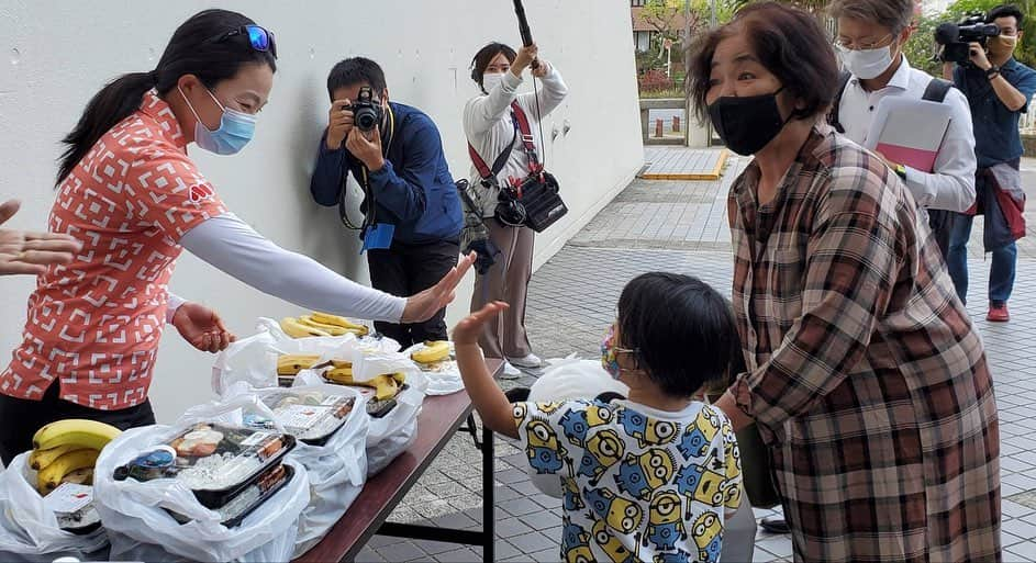 上原彩子さんのインスタグラム写真 - (上原彩子Instagram)「お弁当🍱配布へ小禄市営団地へ行きました🙌﻿ 親子でお弁当を取りに来たり﻿ 子供さんだけで取りに来たり﻿ おばあちゃんと一緒に来たり﻿ 今日も、お弁当🍱を直接手渡しする事ができました。﻿ ﻿ 「前回のお弁当美味しかった」﻿ 「お弁当のおかげで助かっています」﻿ 「ありがとう」﻿ 「感謝しています」など﻿ 生の声を直接聞く事ができて﻿ このプロジェクトができて良かったと感じました😊﻿ ﻿ 私のカレンダー購入にご協力いただきました、みなさん﻿ ﻿ 那覇市母子寡婦福祉会のみなさん﻿ ﻿ ノコトカフェのみなさん﻿ ﻿ 昭和制作のみなさん﻿ ﻿ その他ご協力いただいている﻿ 多くのみなさんのおかげでこの活動が出来ている事に感謝です。﻿ ありがとうございます。  #沖縄 #お弁当 #プロジェクト #那覇市 #ひとり親 #みんなの力で #感謝 #ありがとう #ノコトカフェ #小禄 #母子会 ﻿ ﻿」2月25日 22時20分 - ayako_uehara.golf