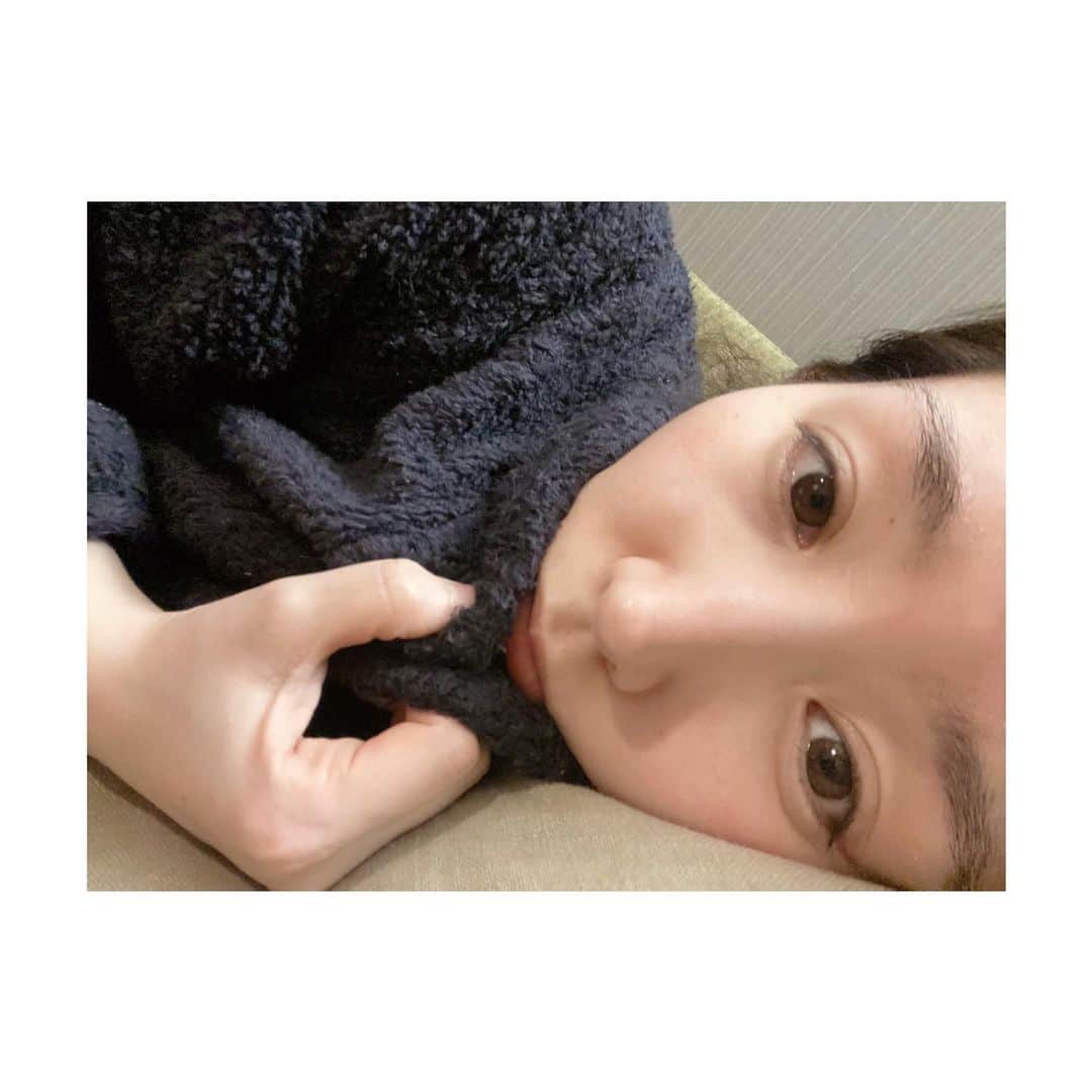 徳永えりのインスタグラム：「... かれこれ1時間ほど、 ぼーっとソファに横たわっております🛋 朝から脳みそフル回転させたので、本日電池切れ🙃💭 明日も台詞盛りだくさんだぁ、頑張ろう🗣 ' 皆さまも今日一日お疲れ様でした🌷 しっかり頑張った分、 自分にご褒美をあげてくださいね✌️ (私は大福食べた🤤) 明日もいい日になりますように🌱 おやすみなさい🌙」