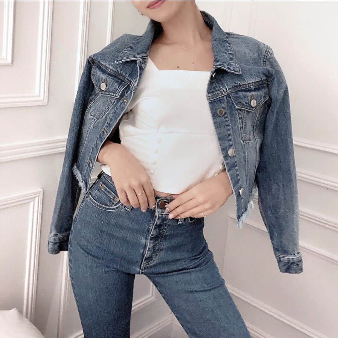 木田絵里香のインスタグラム：「. denim👖💙 . ジャケットはワンピにも合わせやすいショート丈🪐 . ✔︎カットオフGジャン 【¥9,900(税込)BLU/ICE/BGE】 . #denim#fashion#デニム#ジャケット#コーデ」