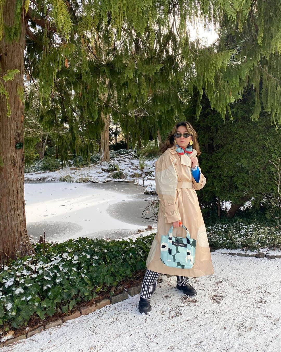 マリメッコのインスタグラム：「The queen of colorful combinations and accessorizing, Sabrina, @sabrinamayve , adding color to the timeless, tone-to-tone Kantakulma trench coat with our season's accessories in bold prints and colors.  ⠀⠀⠀⠀⠀⠀⠀⠀⠀ Explore the Pre-Spring 2021 collection at marimekko.com and in-store. #marimekko」
