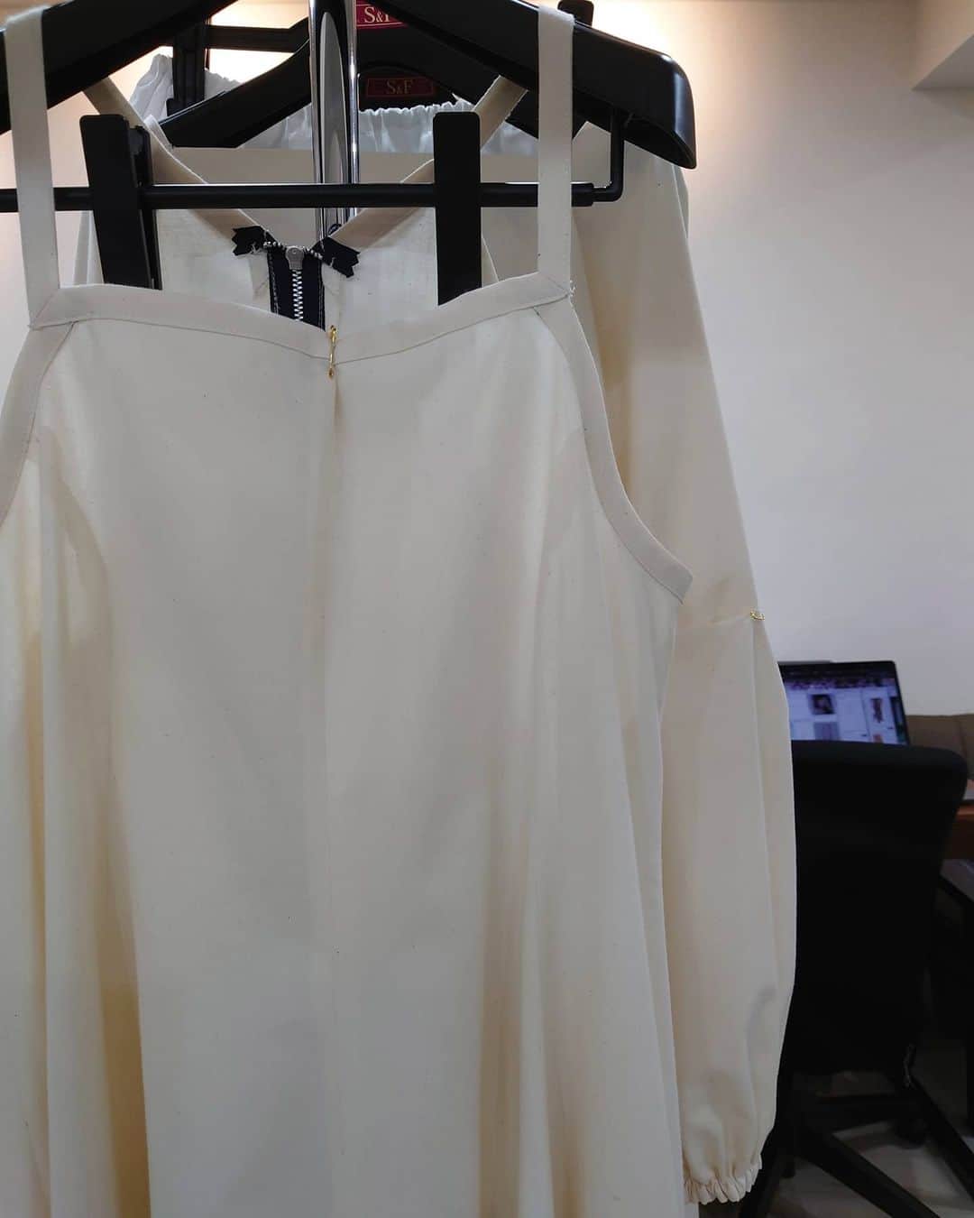 平アスカさんのインスタグラム写真 - (平アスカInstagram)「【LiLDORのトワルたち】 WORKOUT programのテーマごとにデザインしたお洋服のトワル（仮縫い）が続々とできてきています。 来月3月は "正しい姿勢を知る"2wayショート丈ブラウスと "正しい姿勢を知る"キャミワンピース　のコンビ。 2月は1年後の目標を決めたので、3月はbodymakeを始める前に正しい姿勢を知るのがゴールです。正しい姿勢でいるためのお洋服をデザインしました✨ . サンプルもうすぐ上がってくるのでたのしみにしていてください。 販売情報はLINEから🌿 スワイプまたは プロフィールのLiLDOR公式LINE@からご追加できます。 . ============================= "1年後の想像"ビッグシャツワンピース 販売中。 ¥17,000 ============================== . #lildor #リルダール #ワークアウト #ワークアウトに出かけるドレス #workout #training #yoga #dress #teshioni #トワル 　#LiLDORworkoutprogram」2月25日 22時34分 - asucataira