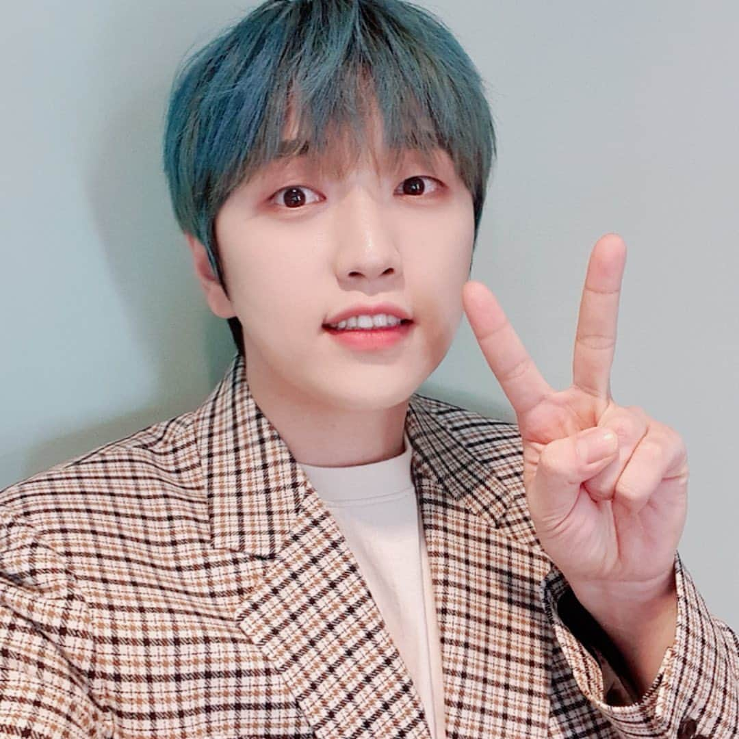 B1A4のインスタグラム：「잠시 후 10시 30분, 'JTBC 차이나는 클라스 - 질문 있습니다' 에 #산들 이 출연합니다! 유익하고 즐거운 밤 함께해요💚 ⠀ #B1A4 #SANDEUL」