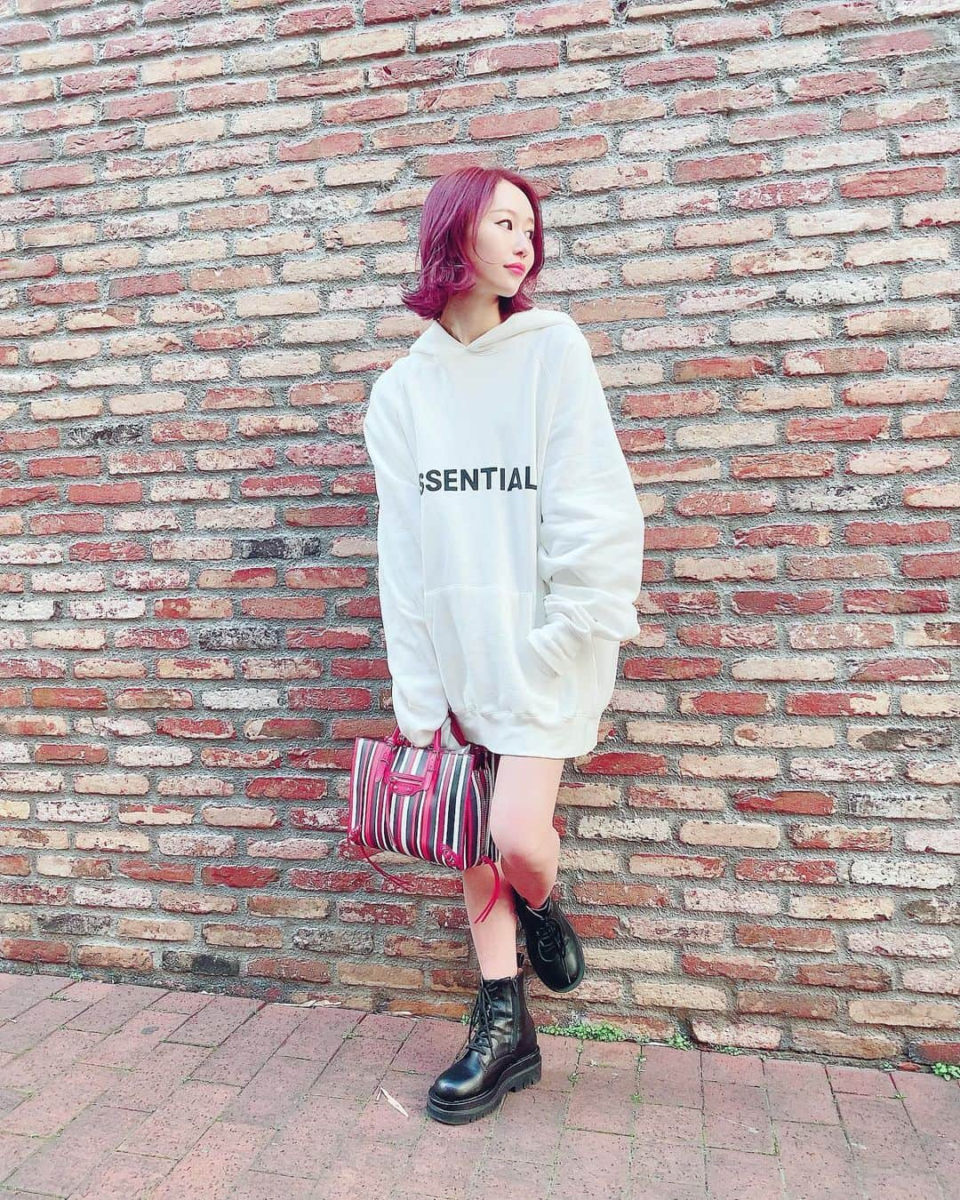 小林香菜さんのインスタグラム写真 - (小林香菜Instagram)「. 美容院行ってきた💇‍♀️ 最近ずっとパープルアッシュ💇‍♀️💇‍♀️ 写真だと凄い色ハッキリしてるけどこんなに濃くないよ🧐 . #美容院　#hairstyle #risel #佐門　さん　#haircolor #パープルアッシュ　#ootd #essentials #balenciaga」2月25日 22時26分 - kanaful