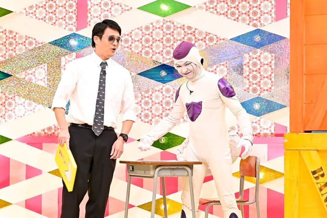 鮫島一六三のインスタグラム：「#バナナサンド 出演させていただきました！ ありがとうございました！  #キングオブコント 審査員 である #バナナマン のおふたり そして #M1グランプリ 審査員 富澤さんのコンビ #サンドウィッチマン さんの前でネタやるのはとても緊張しました。  無事オンエアされてよかったっす。  相方 山ちゃんのYouTubeチャンネルに、このネタのフルサイズが上がってますので、ぜひご覧ください！ YouTubeで #BANBANBAN山本 ていれたら、きっと出てくるでしょう！  たくさんテレビ出れるよう頑張ります。  #BANBANBAN #鮫島一六三 #山本正剛 #10年前のネタでテレビ出る #時代が追いついた #鳩サブレーの蓋の正しくない使い方 #鳩サブレー2000円した。 #カットされなくてよかった #だって鳩サブレー2000円したんだもの」