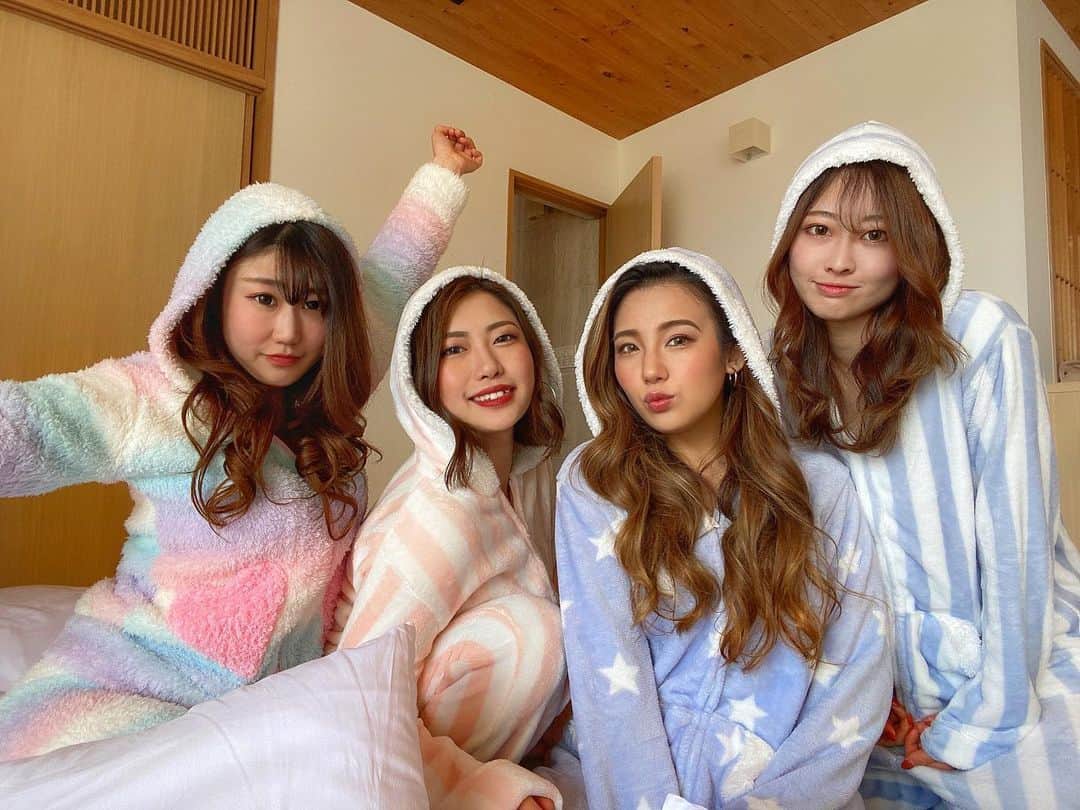 Eminanaのインスタグラム：「. . pajamas girls party😴💕 . . 何年越しかの念願パジャマパーティー🥳 . るりたんみんなのために 可愛いパジャマ用意してくれてありがと💘 . #pajamasparty#nightparty#パジャマパーティー  #パジャマコーデ#パジャマ女子#パジャマ女子会  #モコモコ#roomwear#ルームウェア#ルームウェア女子  #おこもりステイ#貸切コテージ#コテージ#お泊まり」
